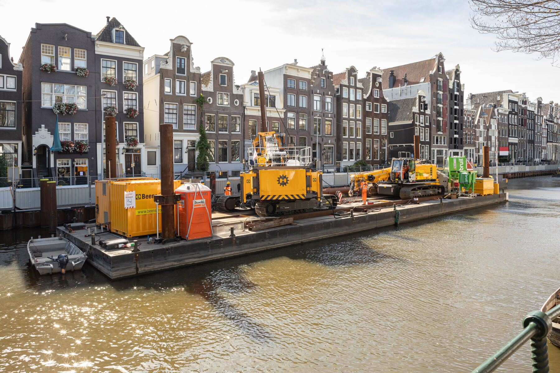 Een foto van een werkponton in het water bij de Herengracht.