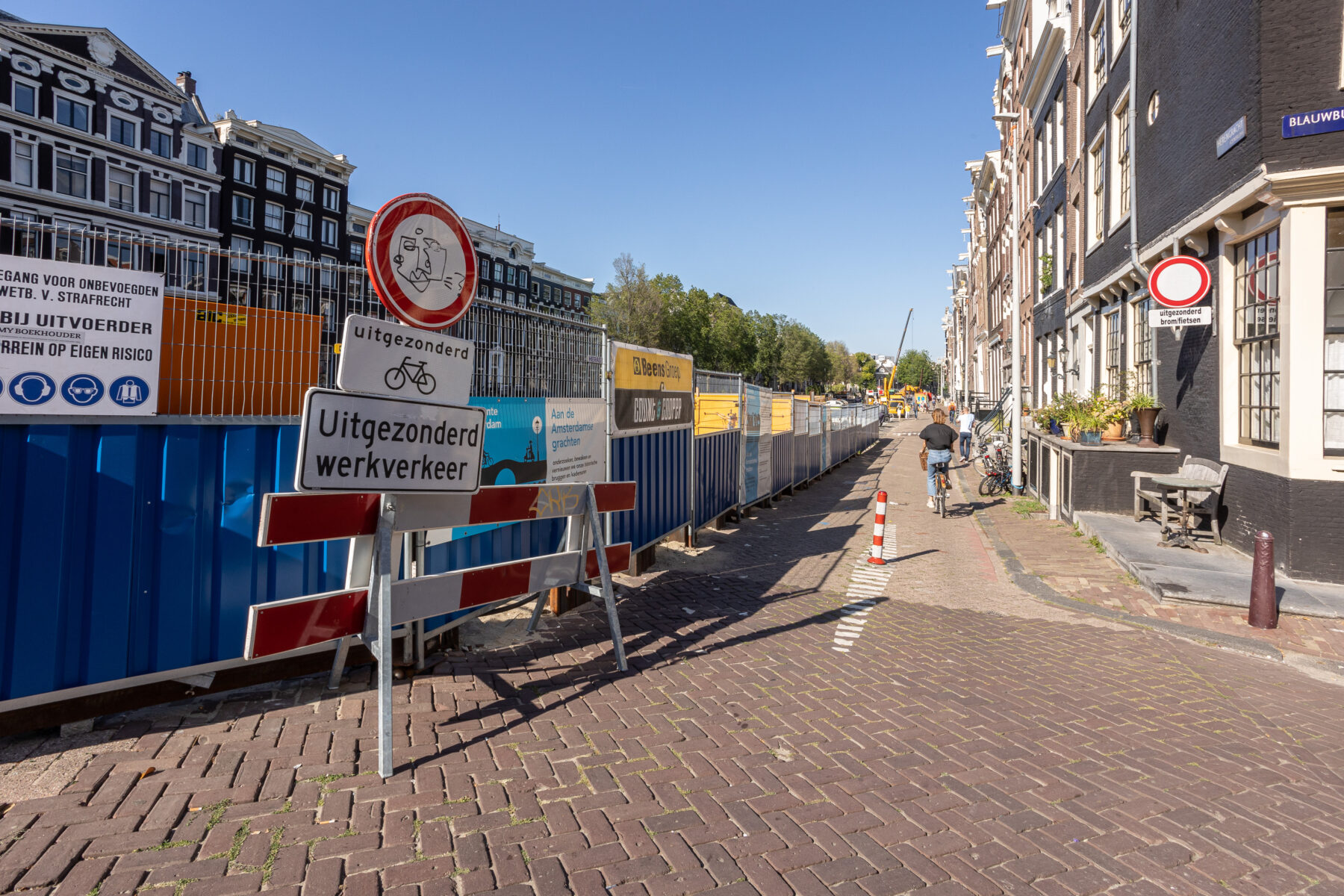 Foto van de stremming op de Herengracht. Een lang gedeelte van de straat parkeervakken en een stuk rijstrook is afgezet