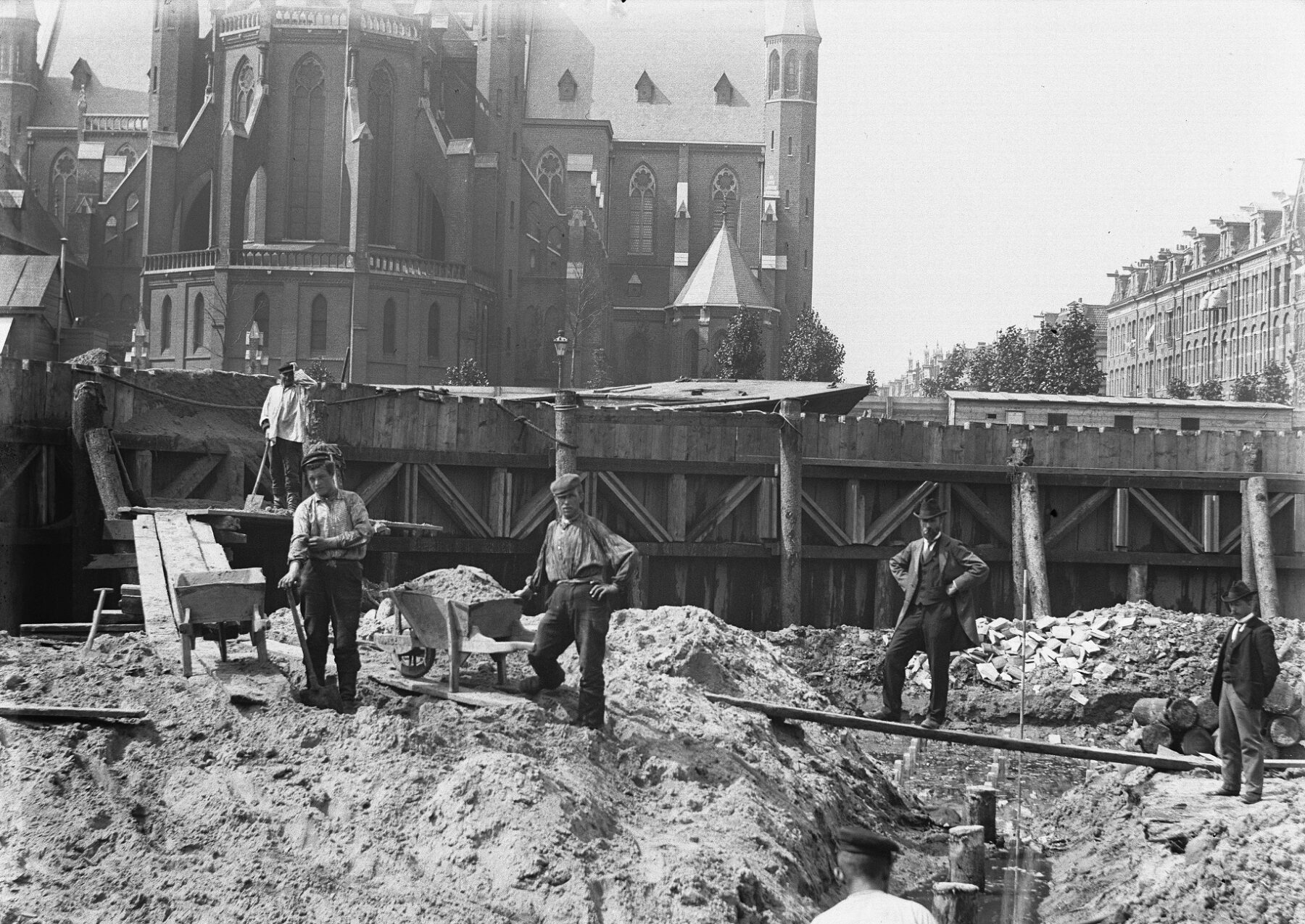 Foto van Jacob Olie uit 1901 waarop de bouw van de Nieuwe Amstelbrug zichtbaar is