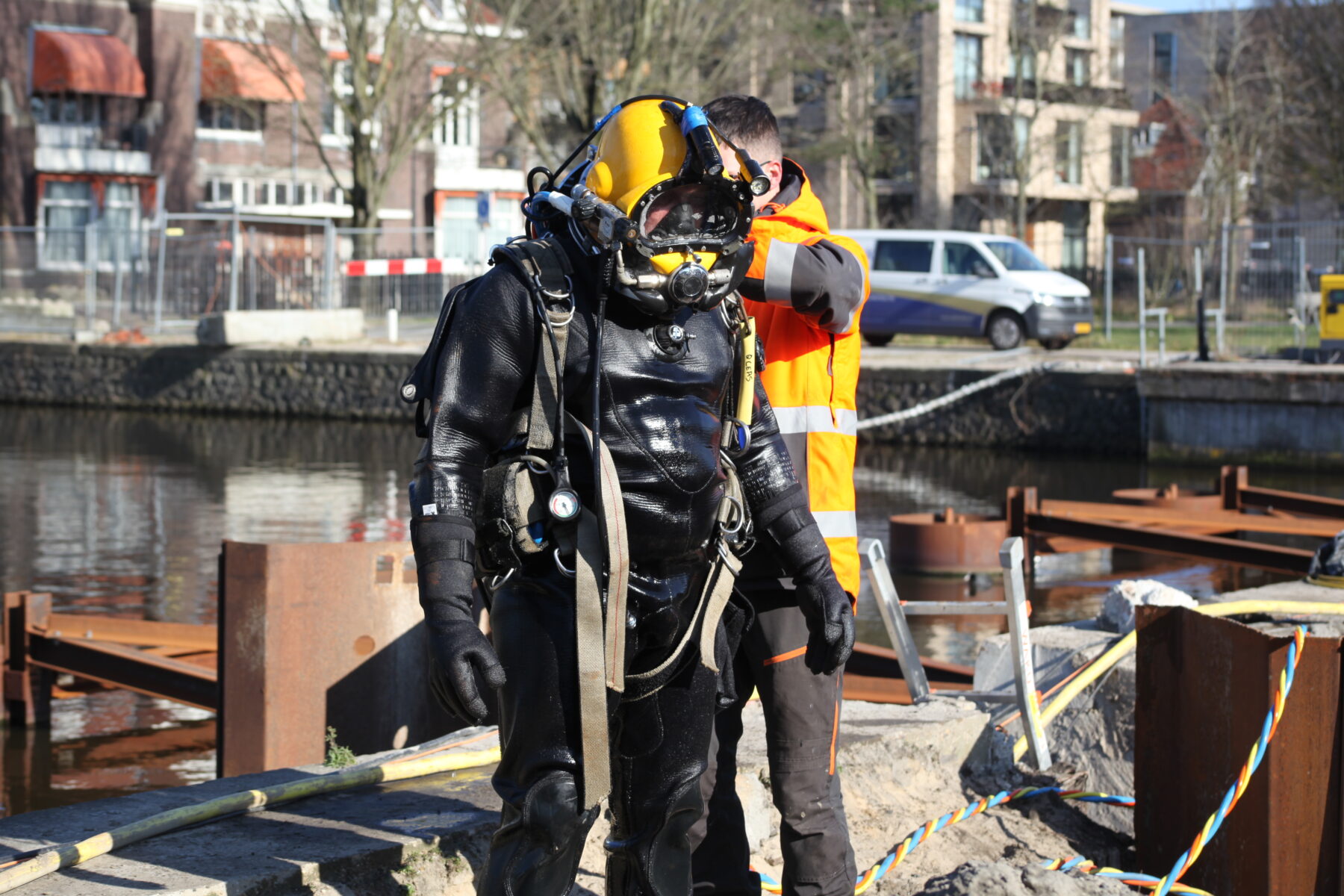 Pablo wordt in het Amstelkwartier in zijn duikpak gehesen