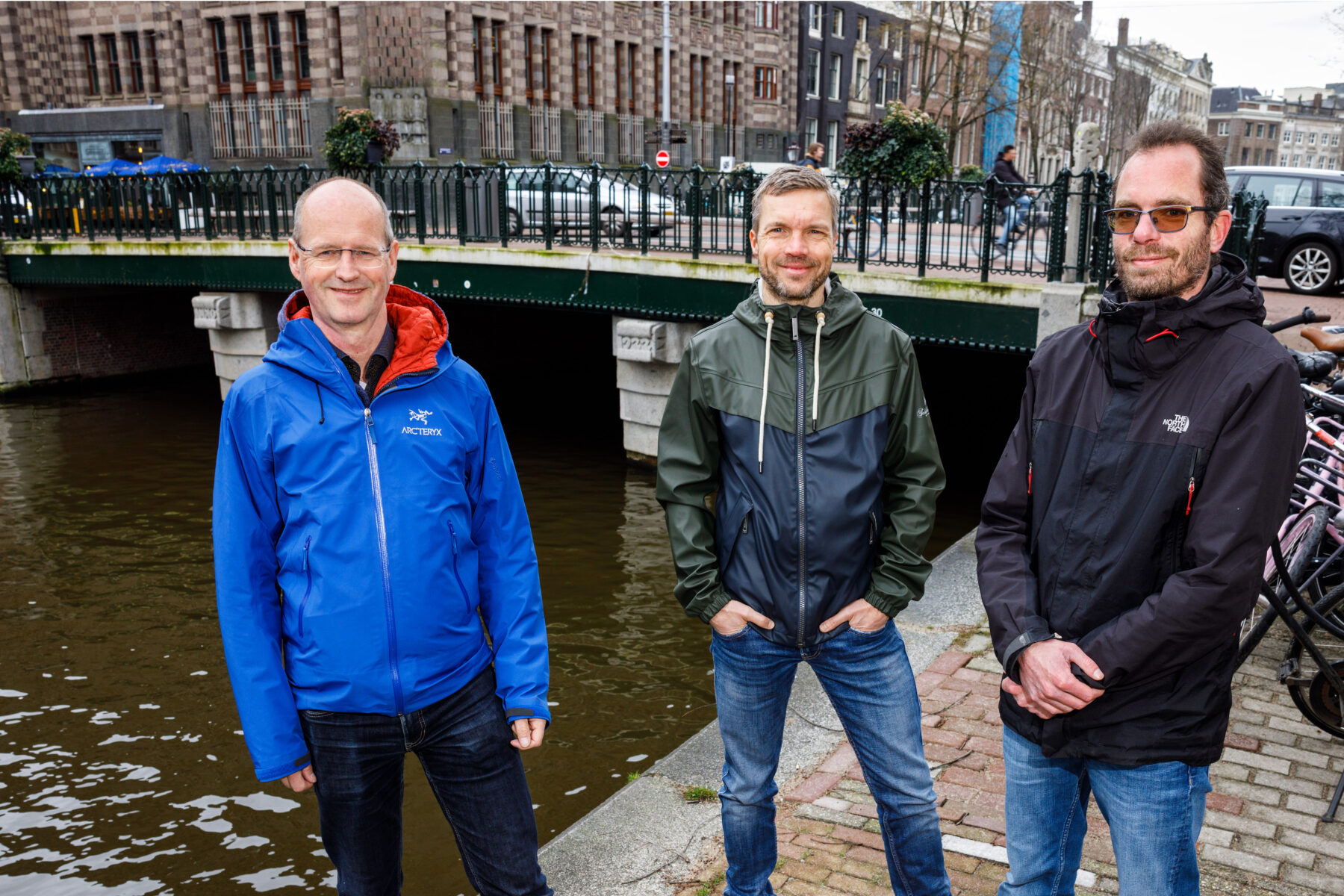 De drie geïnterviewde ingenieurs van de gemeente Amsterdam Ronald Damstra, René Terpstra en Robert Meeuwsen bij brug 30 over de Herengracht