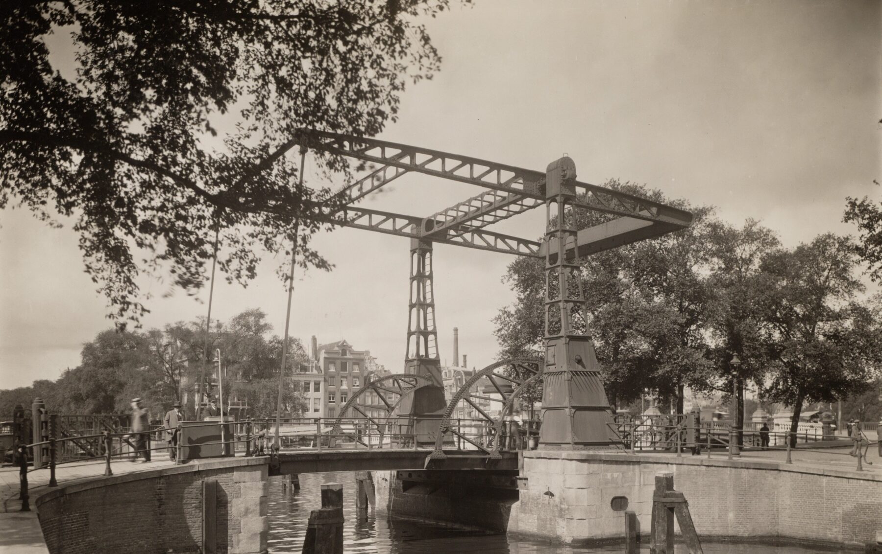 Historische zwart-wit foto van de ijzeren basculebrug die eerst op de plek van de latere Walter Süskindbrug stond