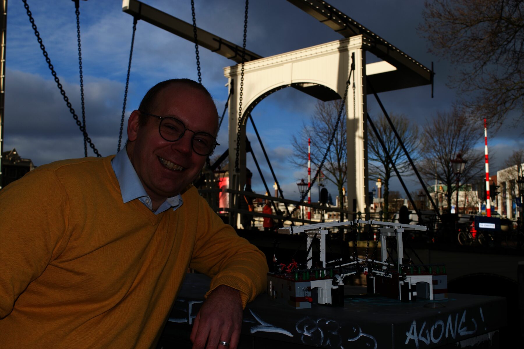 Legomaster Sander van Kreijl bij de Walter Süskindbrug met zijn Legomodel van de brug