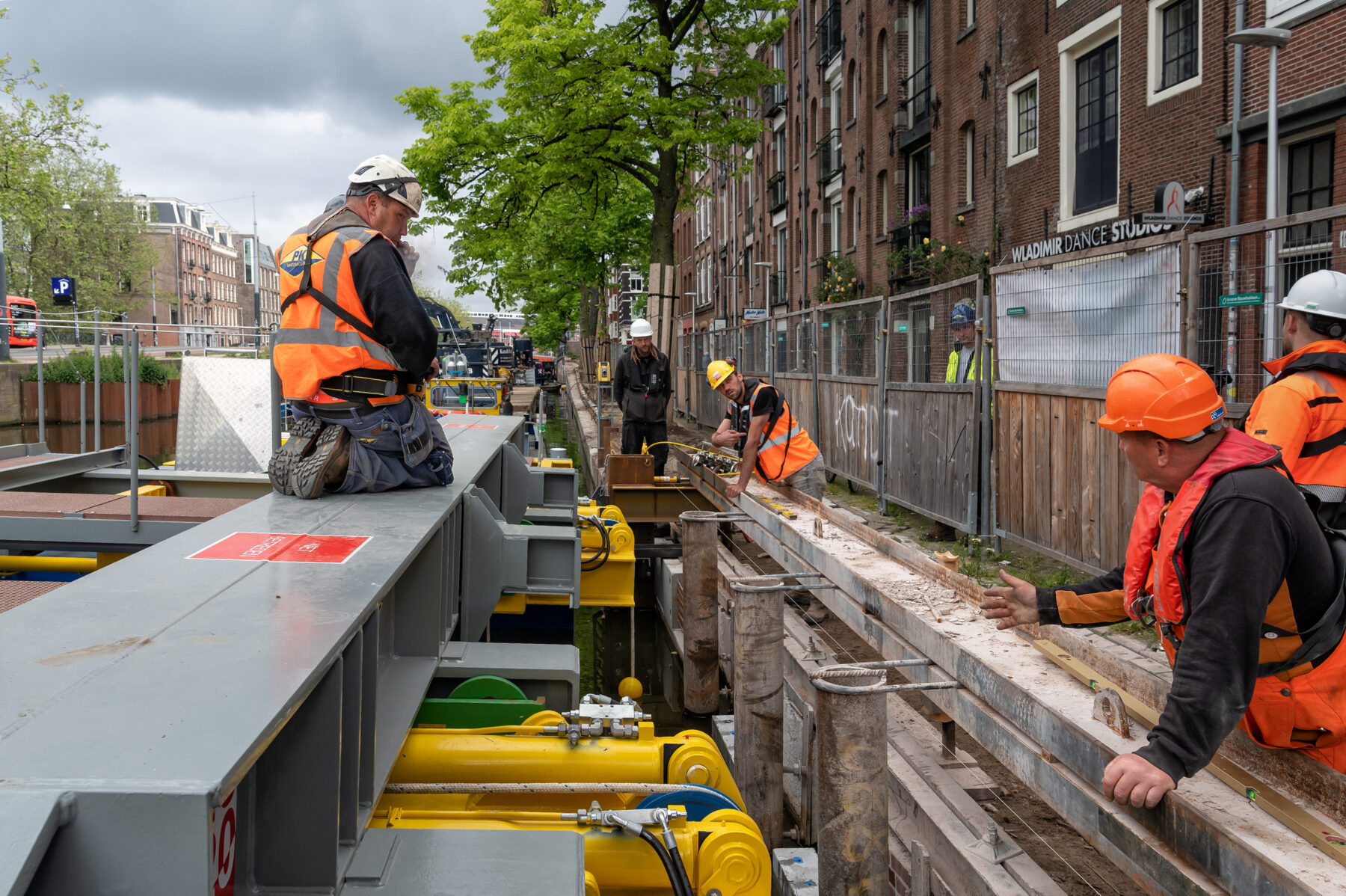 Een nieuw prefab stuk kadewand wordt geïnstalleerd aan de Lijnbaansgracht