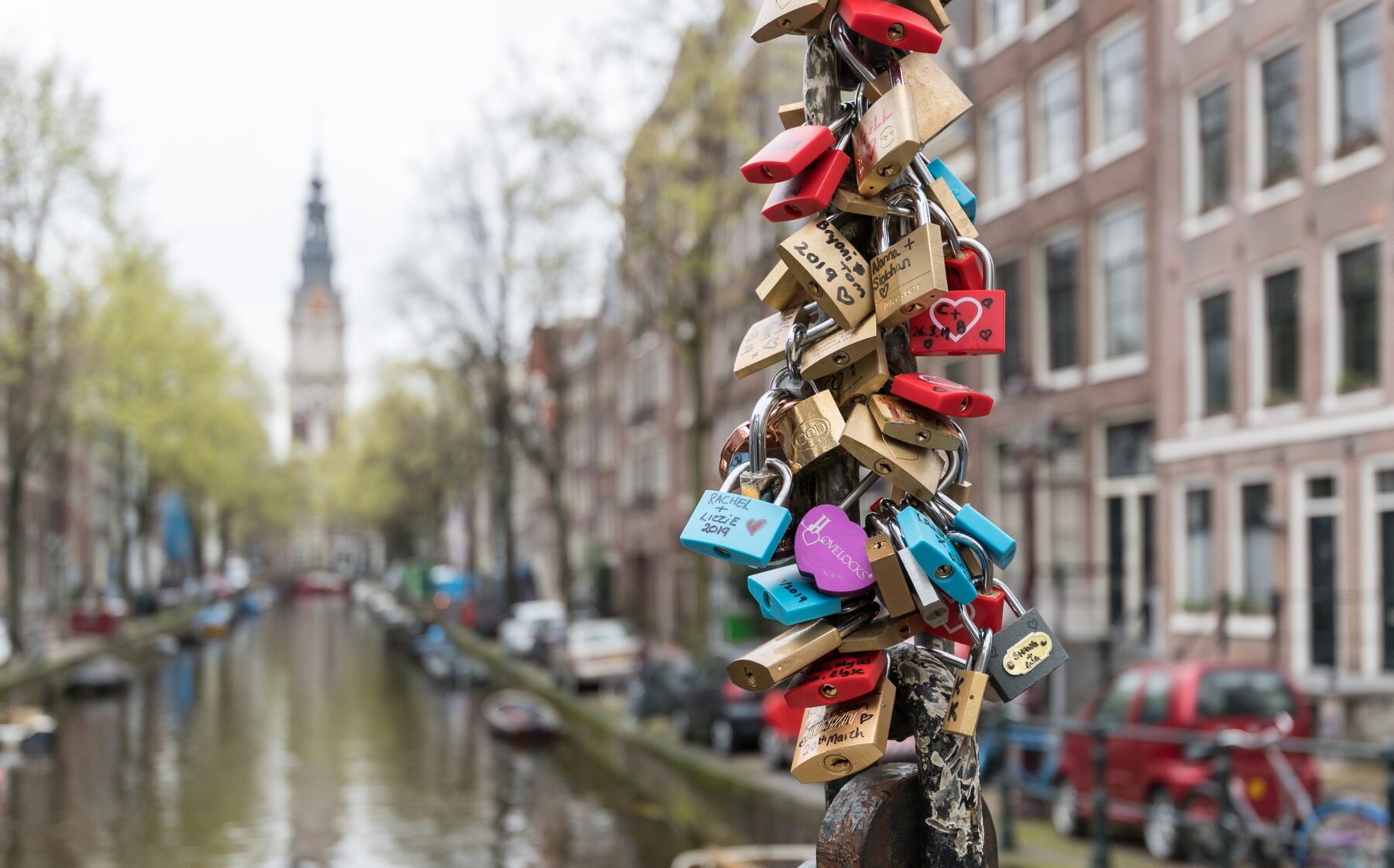 Liefdesslotjes aan de Staalmeestersbrug met op de achtergrond de Zuiderkerk