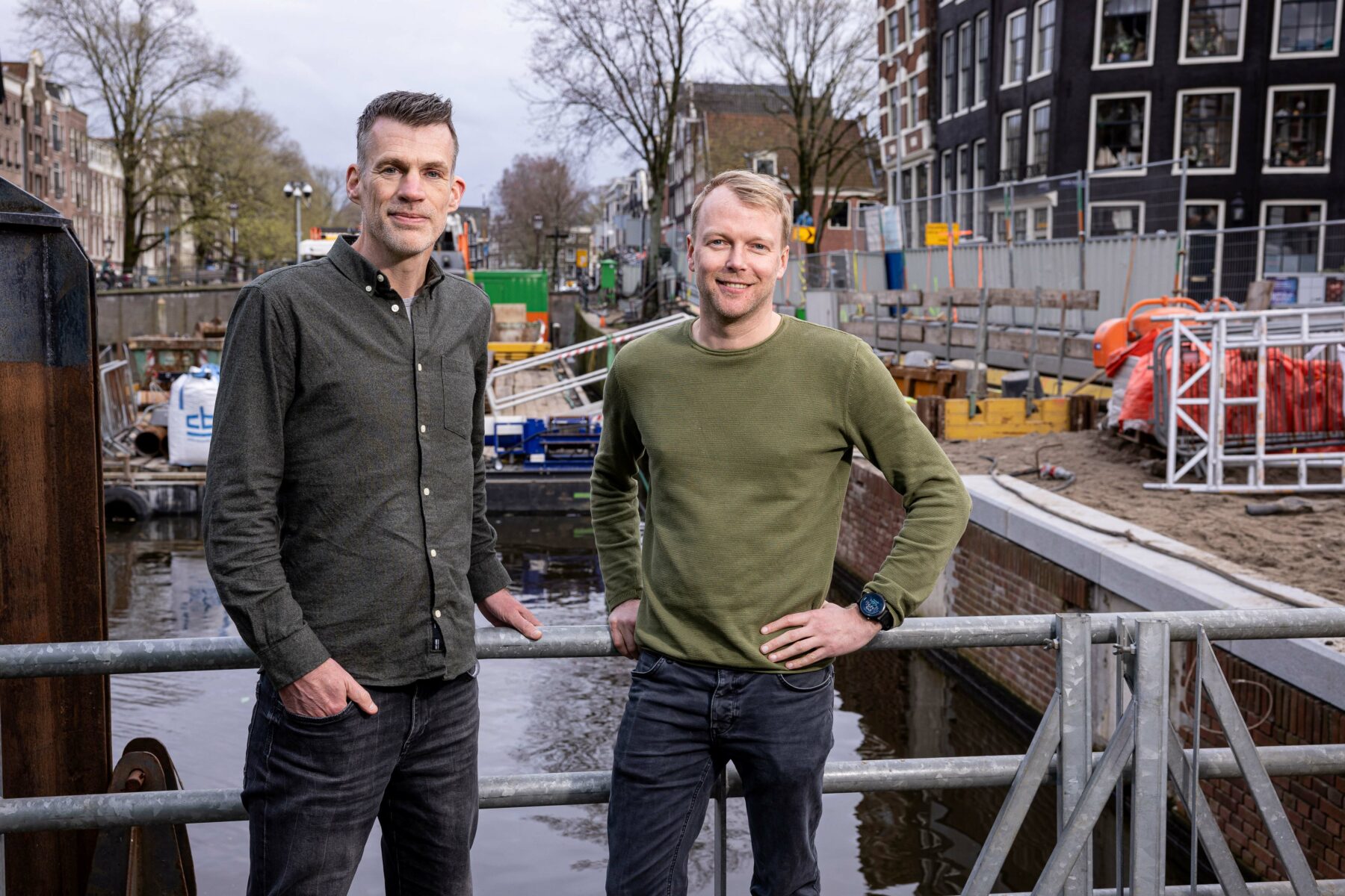 De geïnterviewden Patrick Spaan en Luc Schouten bij het bouwterrein van Koningsgracht op de Brouwersgracht