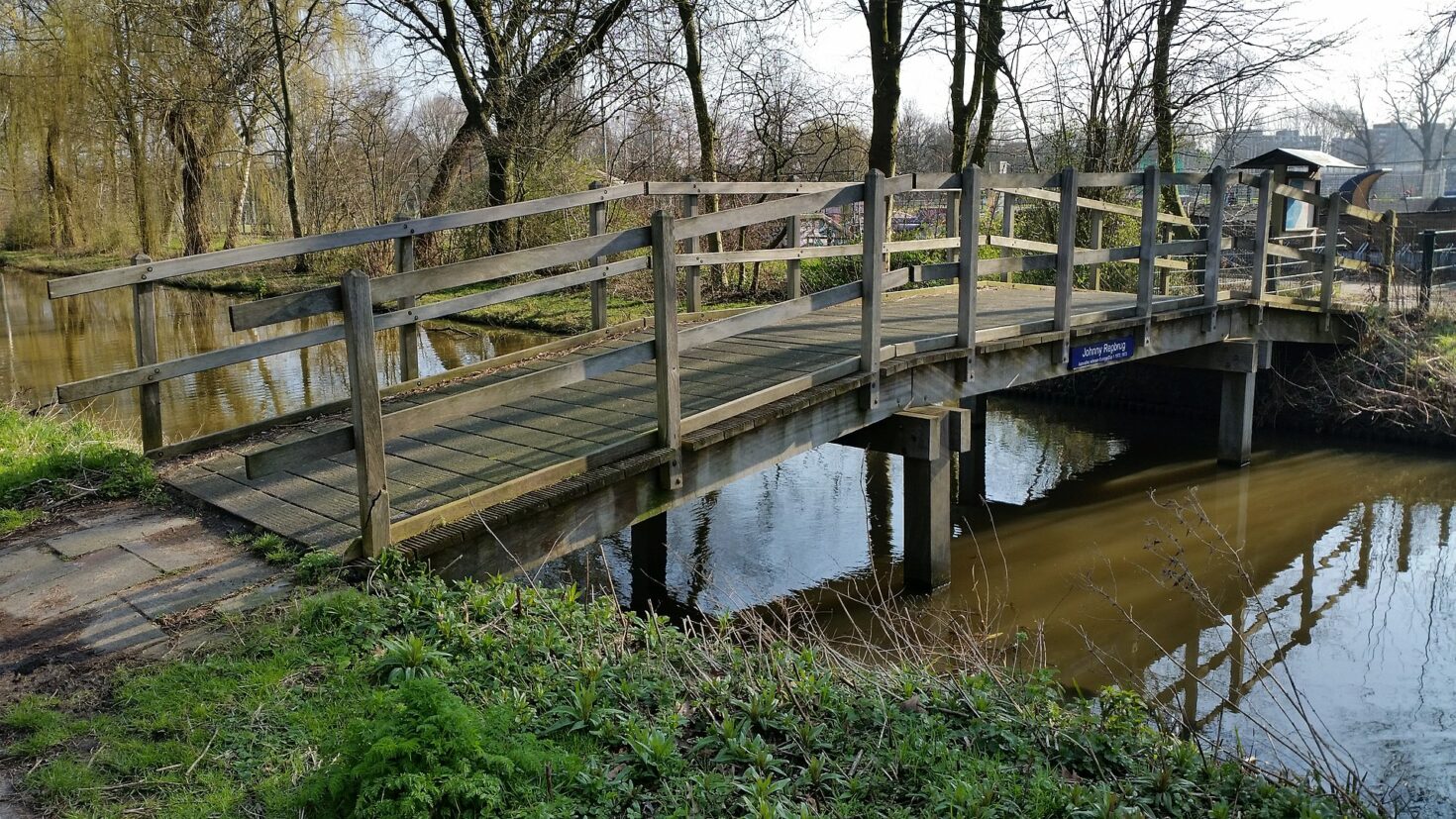 Het houten bruggetje in de Watergraafsmeer dat is vernoemd naar Johnny Rep
