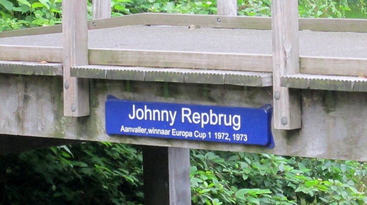 Detail van de Johnny Repbrug in de Watergraafsmeer met naamplaatje