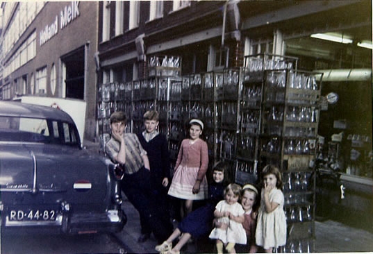 De kinderen Korrel bij de melkwinkel. Tweede van links staat Peter.