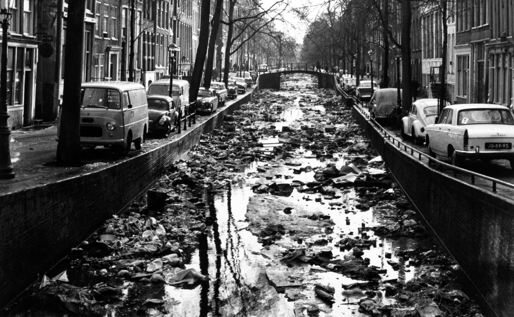 Een Amsterdamse gracht vol afval in 1963