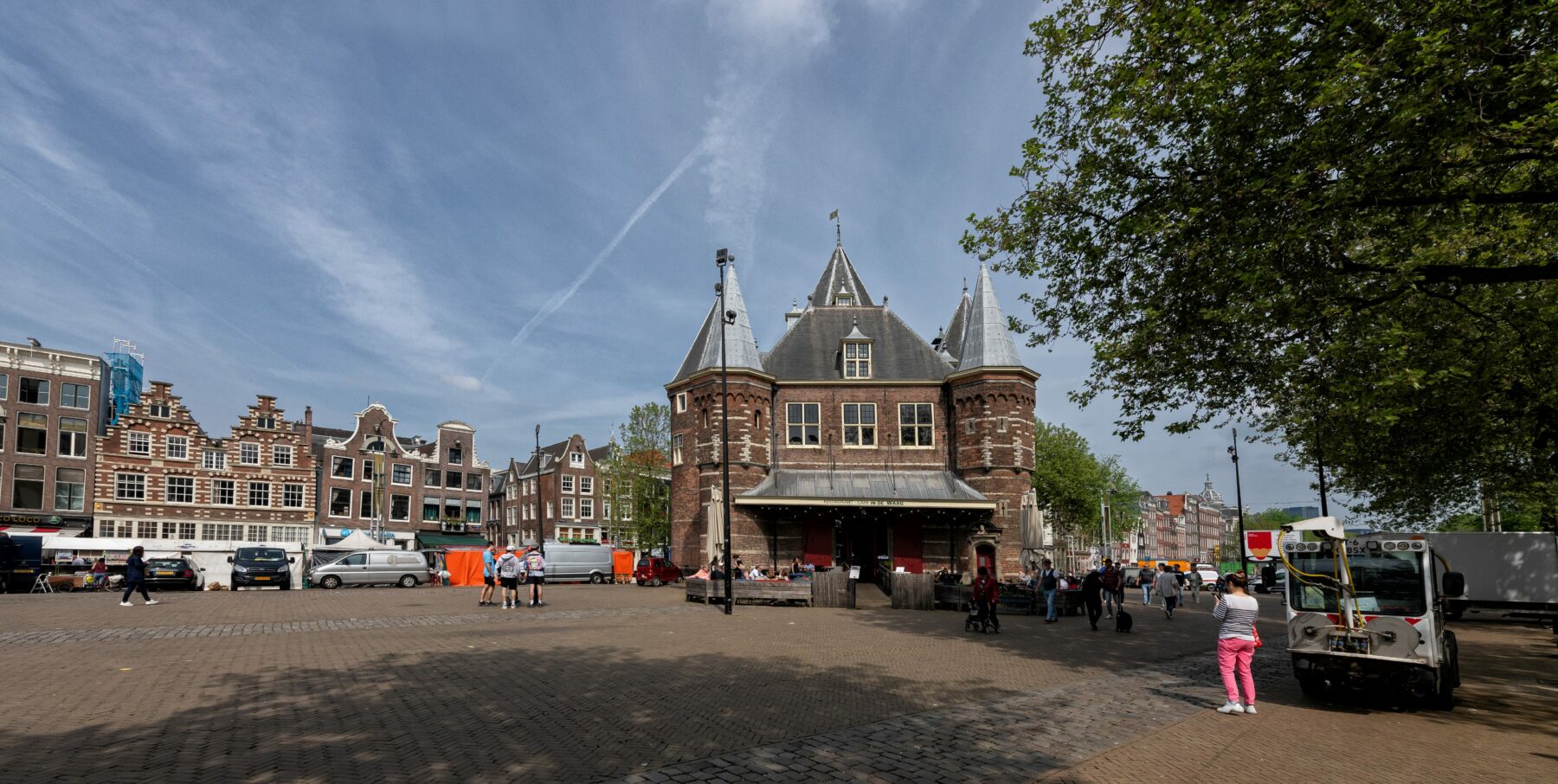 Foto van de Nieuwmarkt met de Waag in Amsterdam