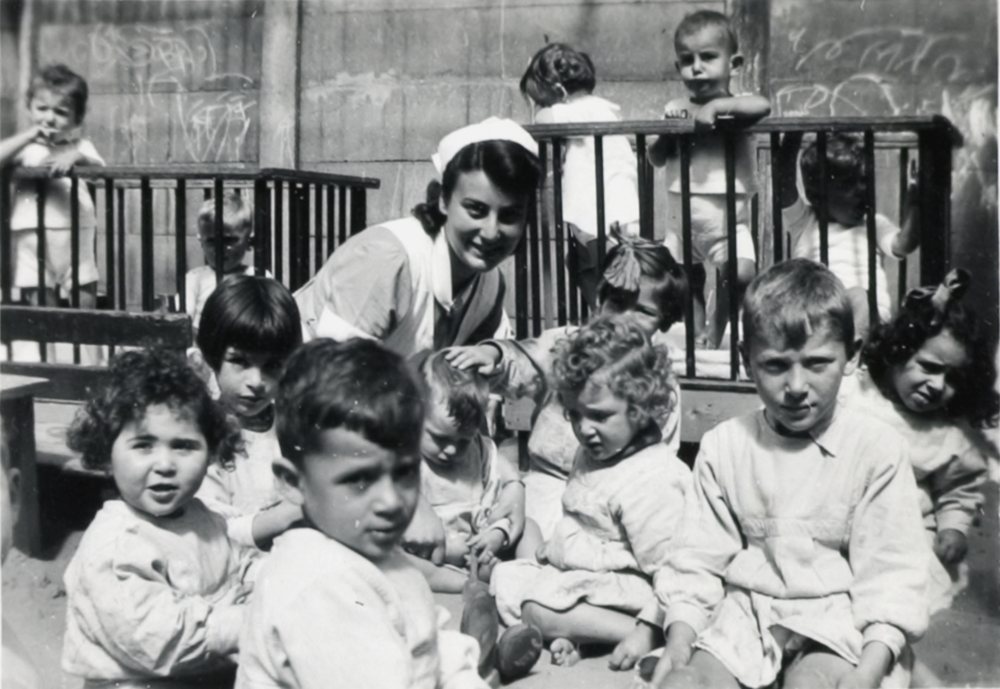 Groepsfoto van kinderen in de crèche aan de Plantage Middenlaan, circa 1942