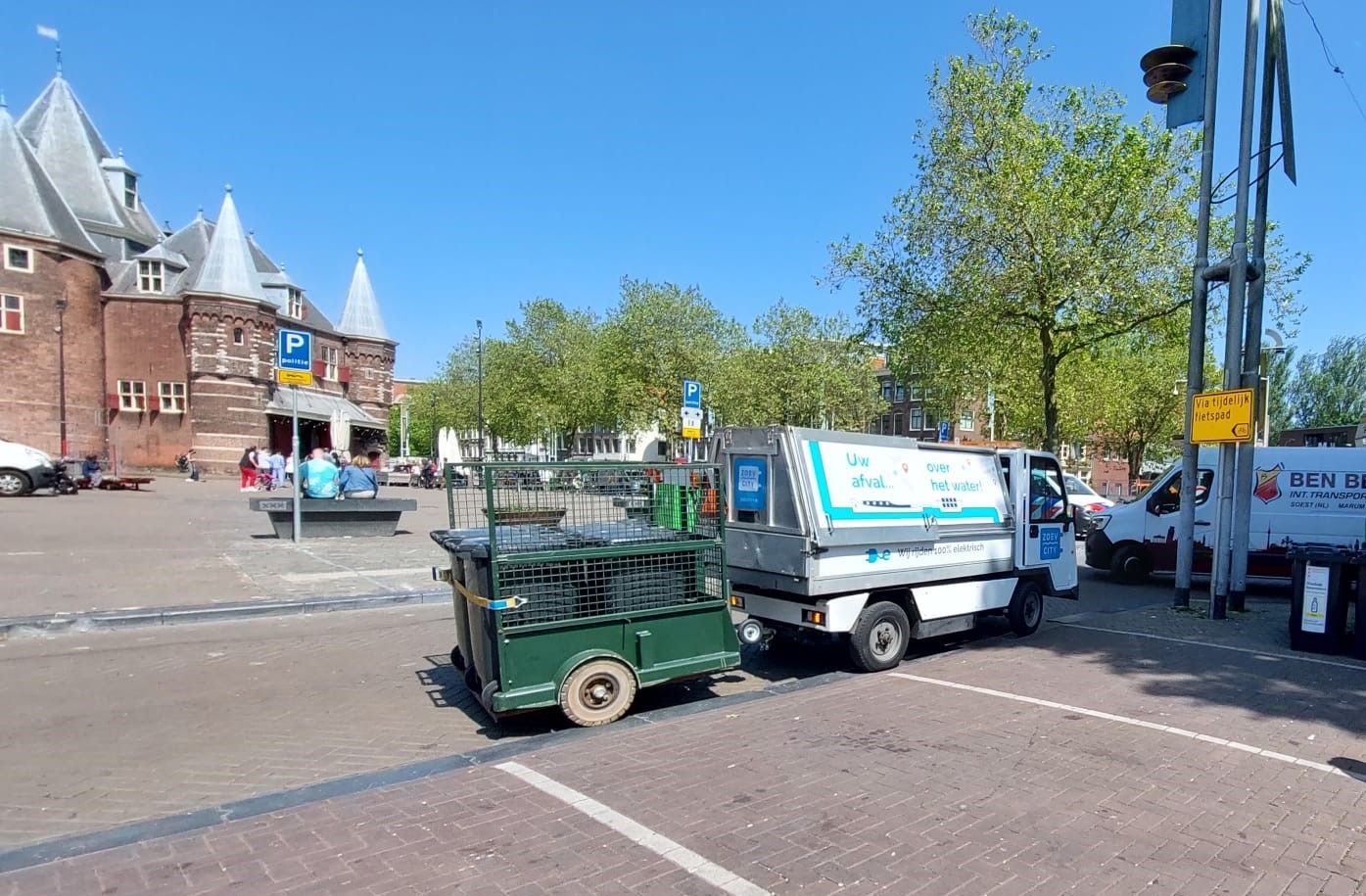 Klein afvalkarrtje met aanhanger met kliko's tijdens de afsluiting op de Nieuwmarkt