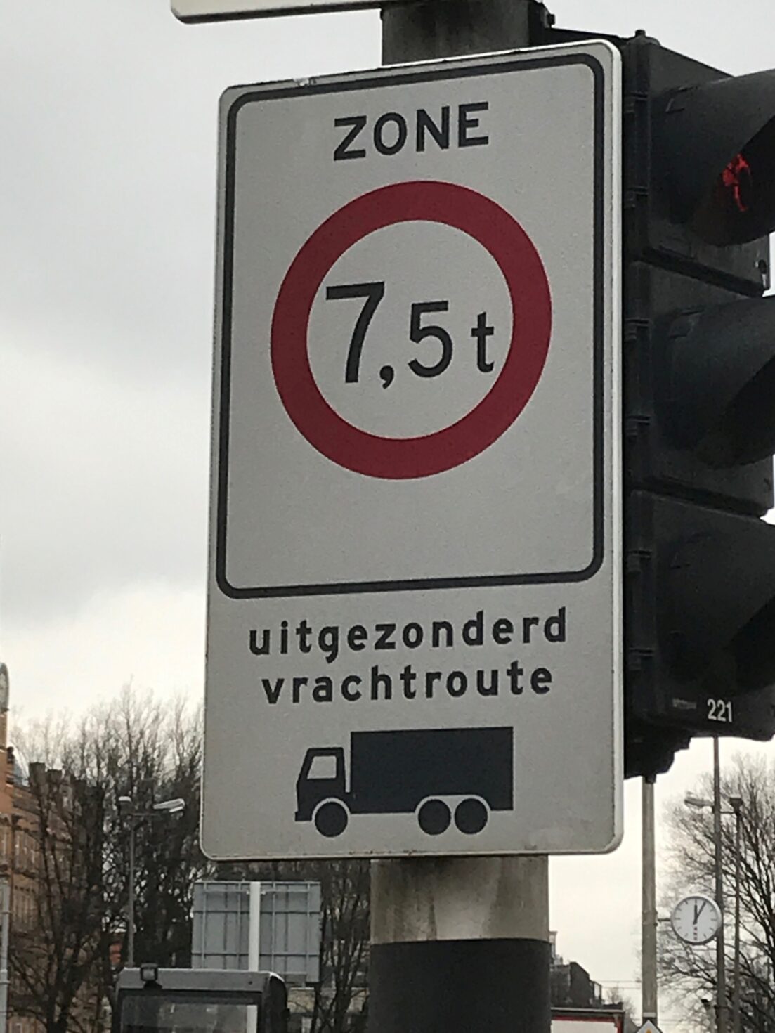 Verkeersbord dat aangeeft dat je de 7,5 tonszone binnenrijdt