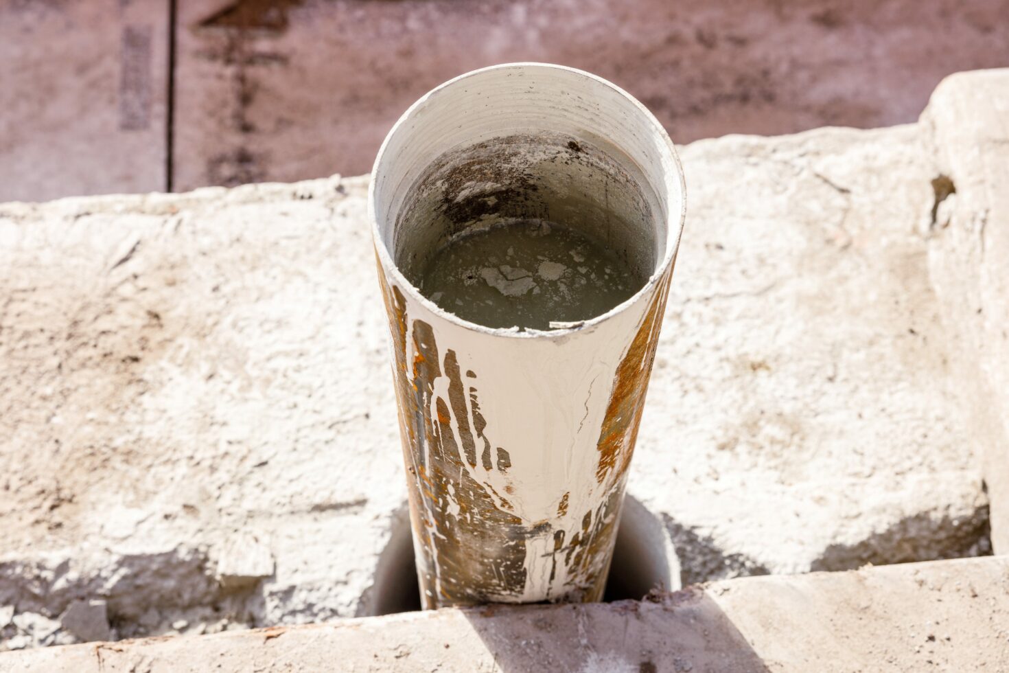 Groutinjectiepaal die recht door de kademuur is geboord