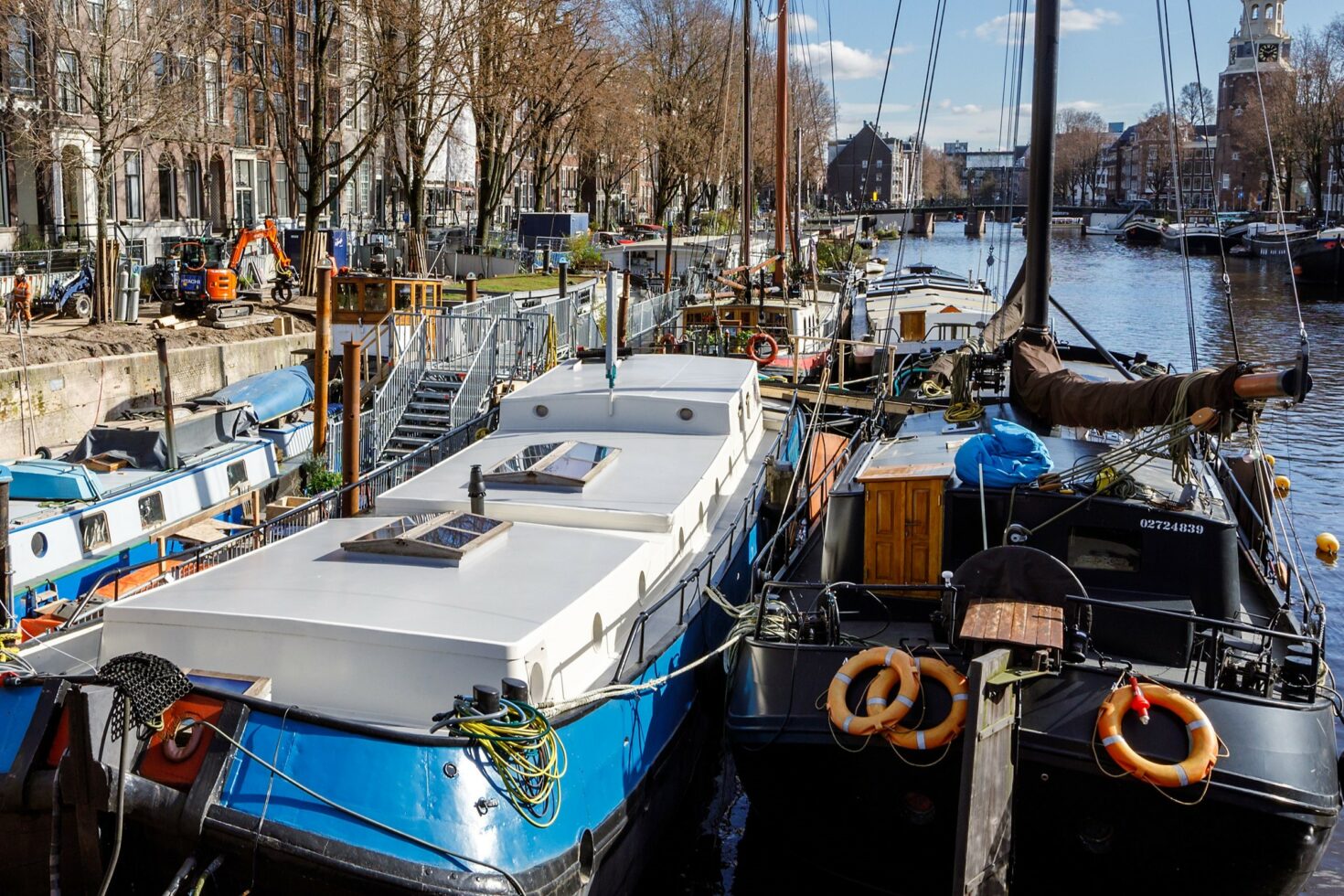 Woonschepen liggen net voor de kade tijdens de werkzaamheden