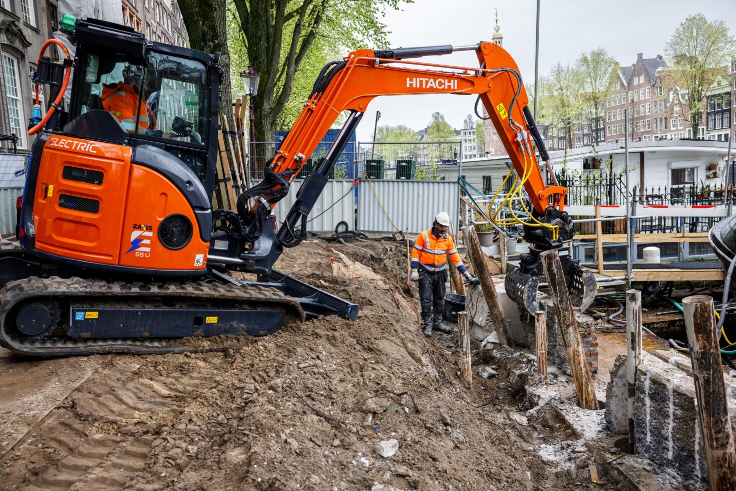 Met een machine slopen we het bovenste gedeelte van de oude kademuur