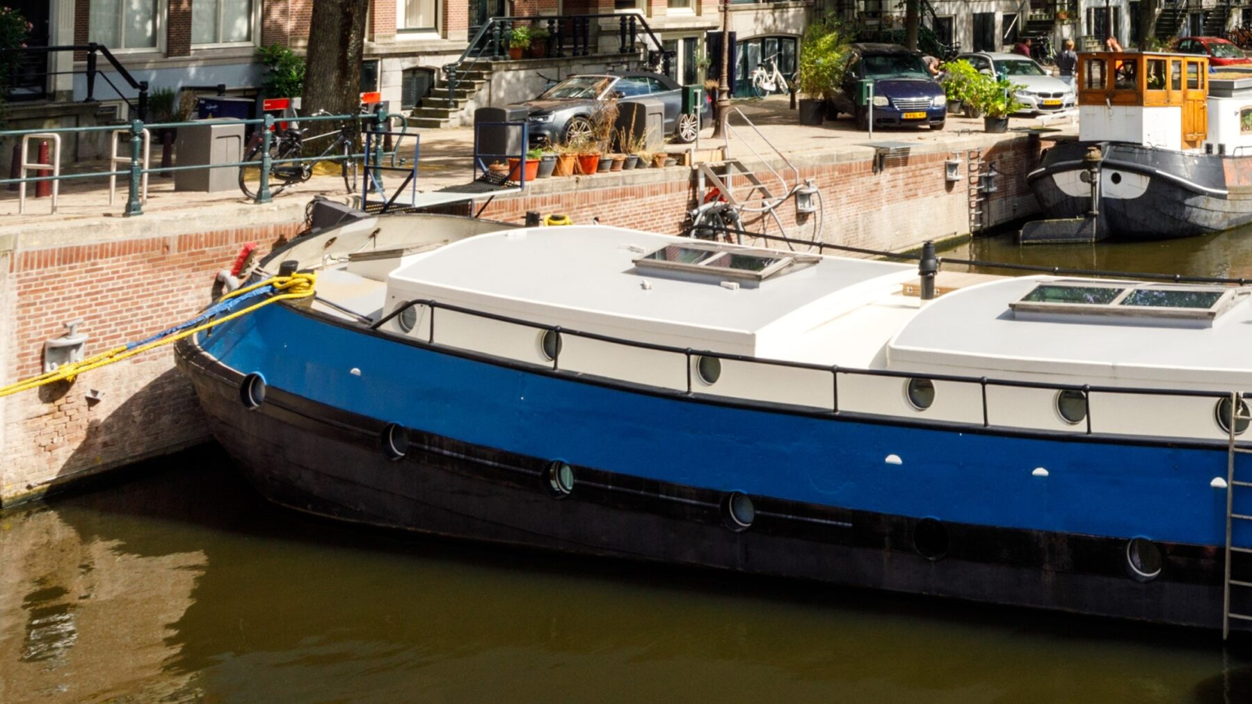 Woonschip aan de gerenoveerde kade van de Binnenkant