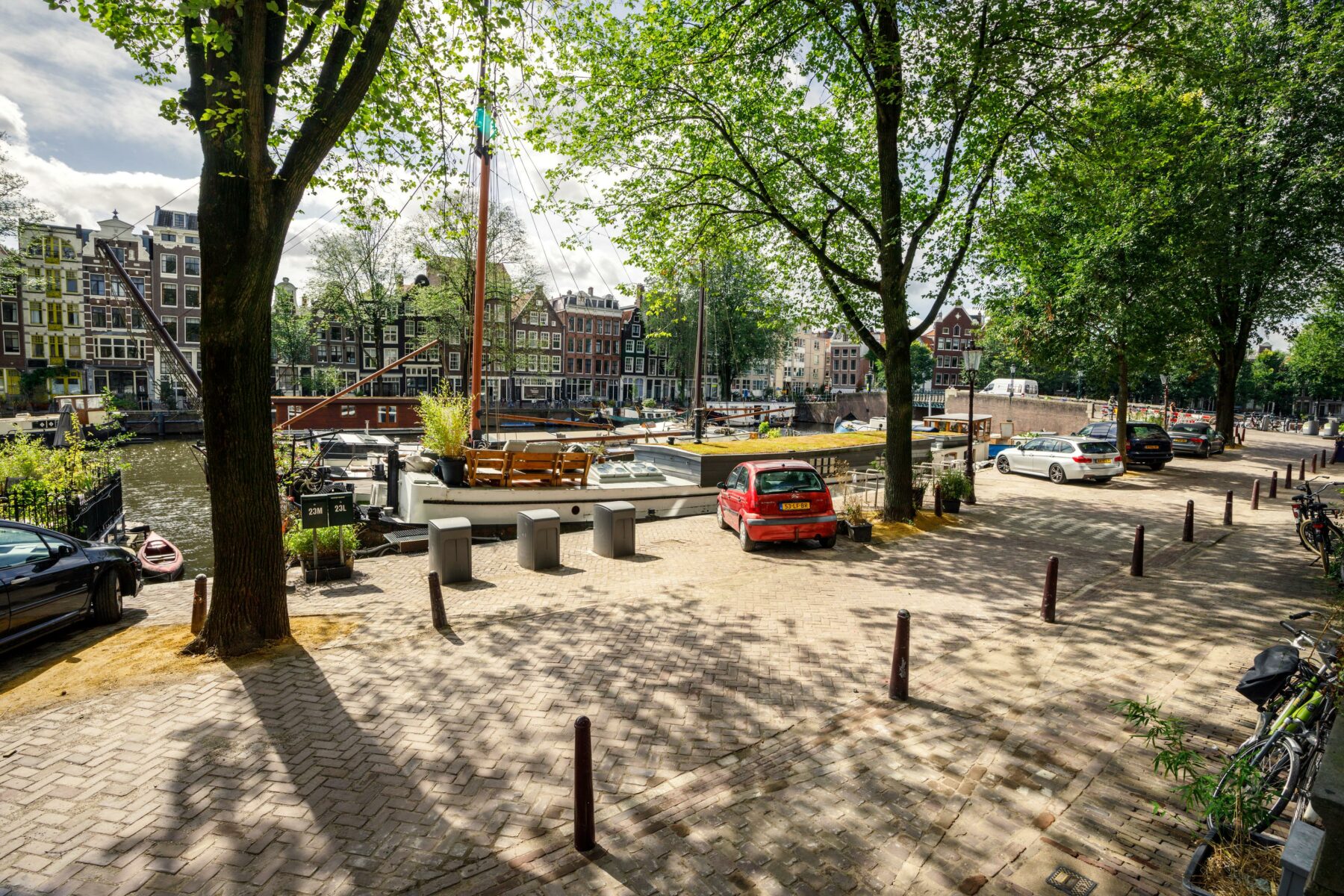 De nieuwe kade, met walkasten, fietsnietjes en parkeerplaatsen