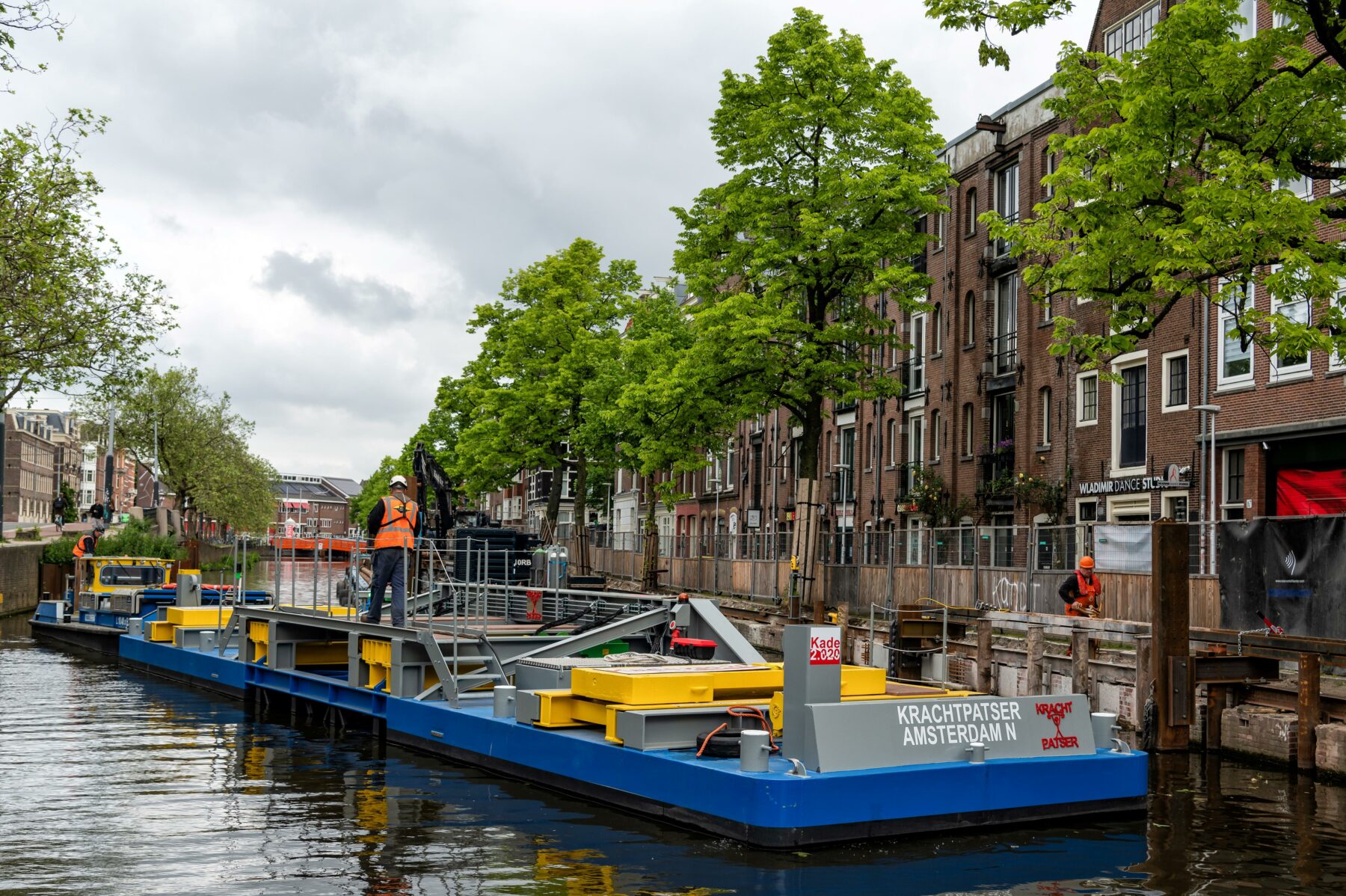 Werkponton de Krachtpatser werkt aan kadevervanging, de bomen blijven staan