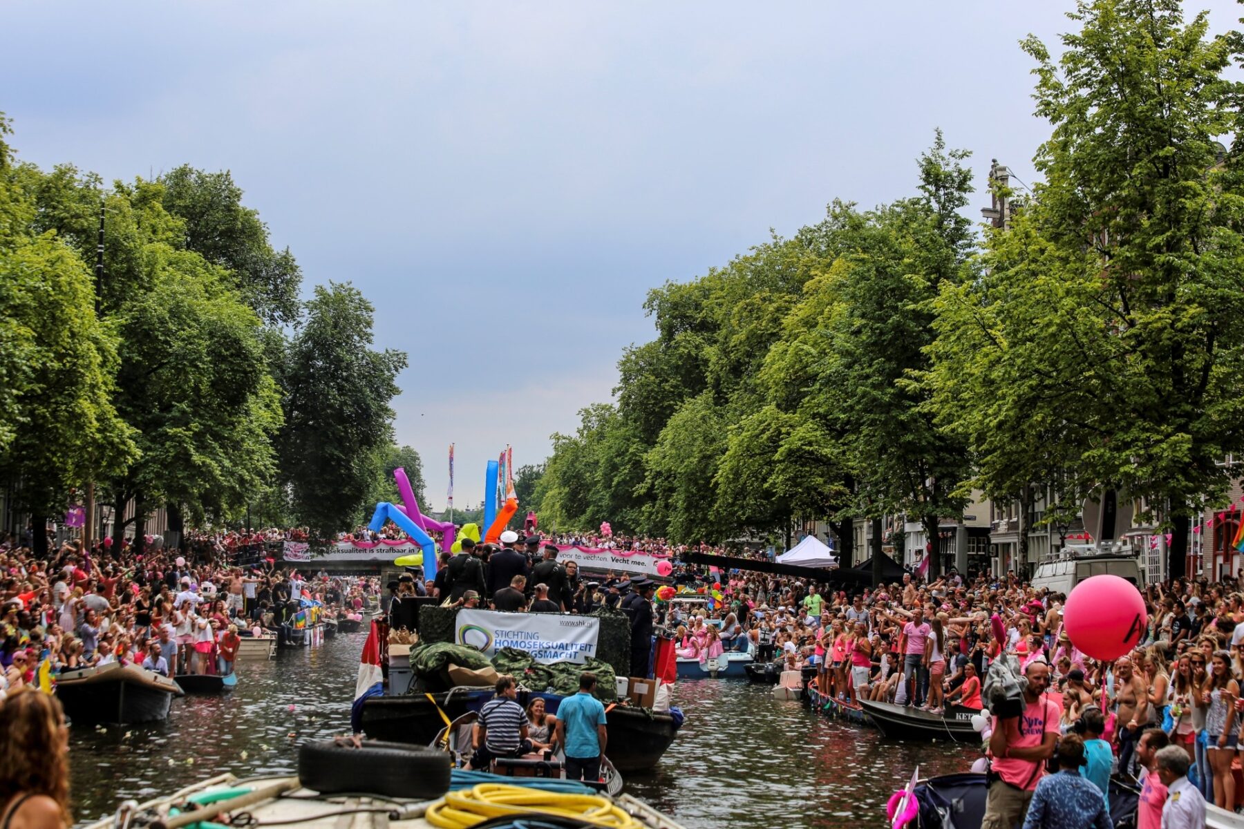 Foto van de drukte tijdens de Canal Parade op de Amsterdamse grachten