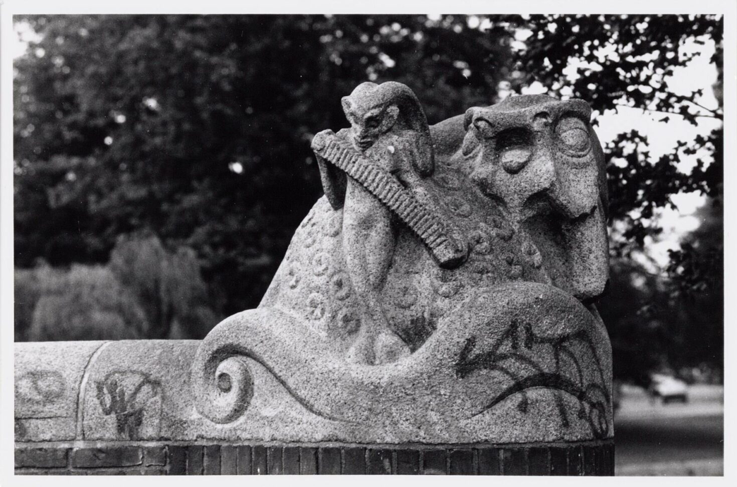 Beeld van een faun op de Boerenweteringbrug