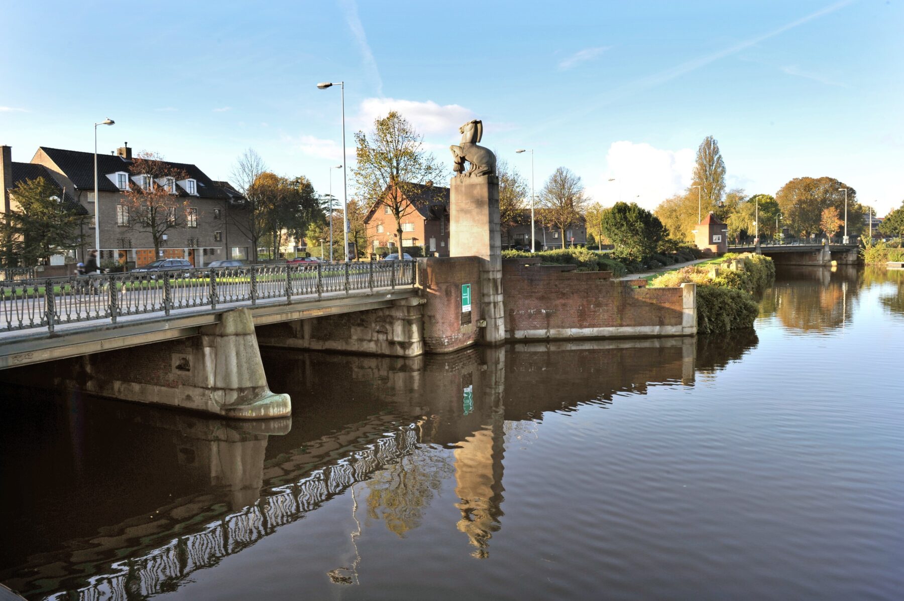 De Kindertjesbrug met een paard op een sokkel