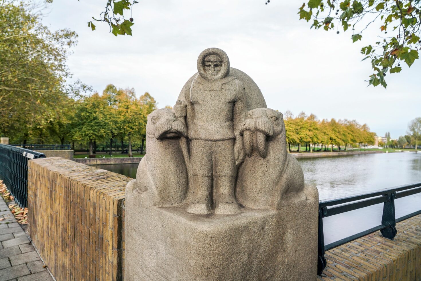 Beeld van een Inuit met twee walrussen op een van de hoeken van de Vierwindstrekenbrug