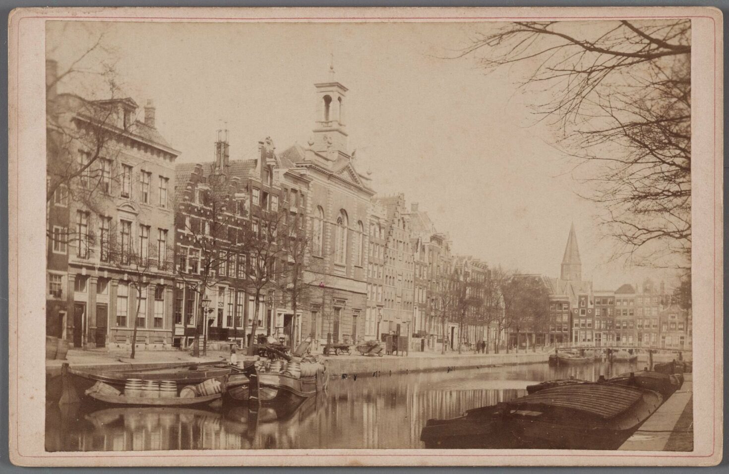 Herstelde kade aan de Keizersgracht, gezien naar de Brouwersgracht, tussen 1867 en 1880. Met links de rooms-katholieke kerk 'De Zaaier' en op de achtergrond de vieringtoren van rooms-katholieke kerk 'De Posthoorn'