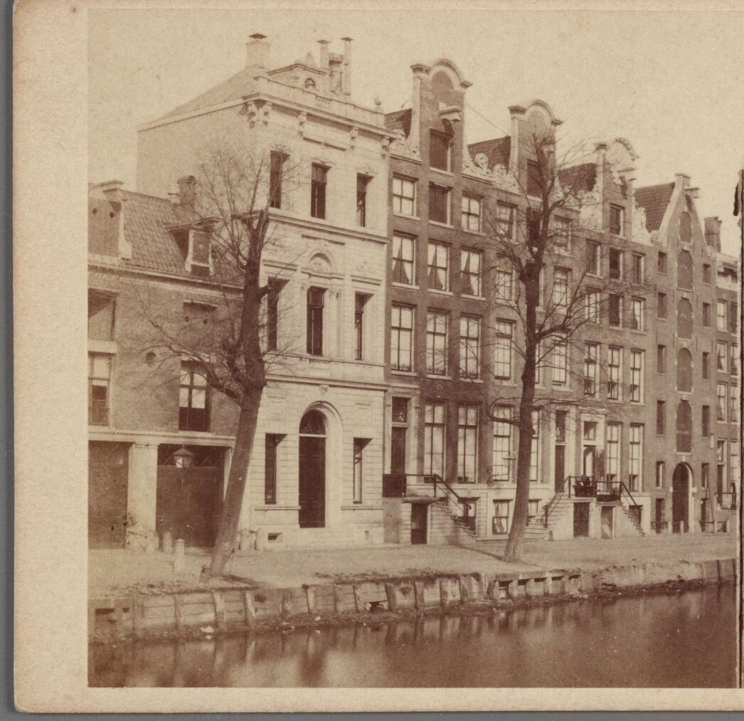 Vervallen kade voor de deur van museum Fodor, nu museum Foam, aan de Keizersgracht, circa 1863-1865