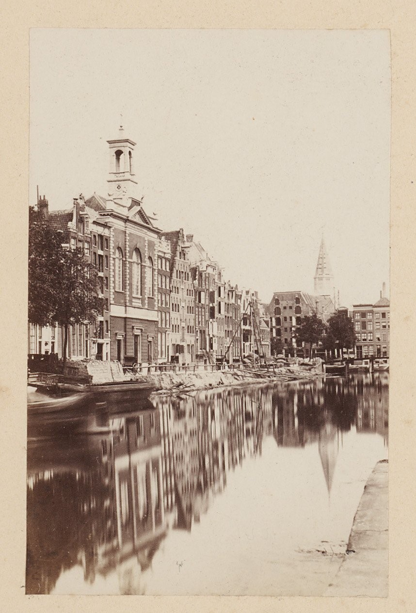 Beeld van kadewerkzaamheden aan de Keizersgracht in 1863, Met de rooms-katholieke kerk 'De Zaaier' en op de achtergrond de vieringtoren van rooms-katholieke kerk 'De Posthoorn'