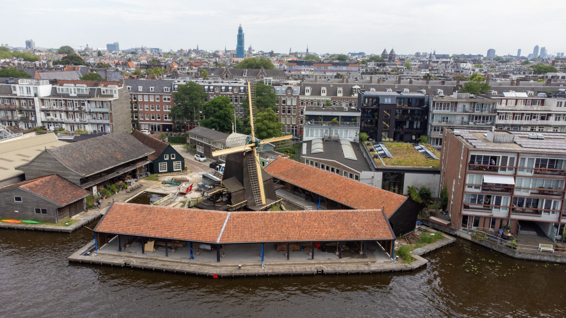 Luchtfoto van Molen de Otter aan de Kostverlorenvaart, met de bijgebouwen en de directe omgeving