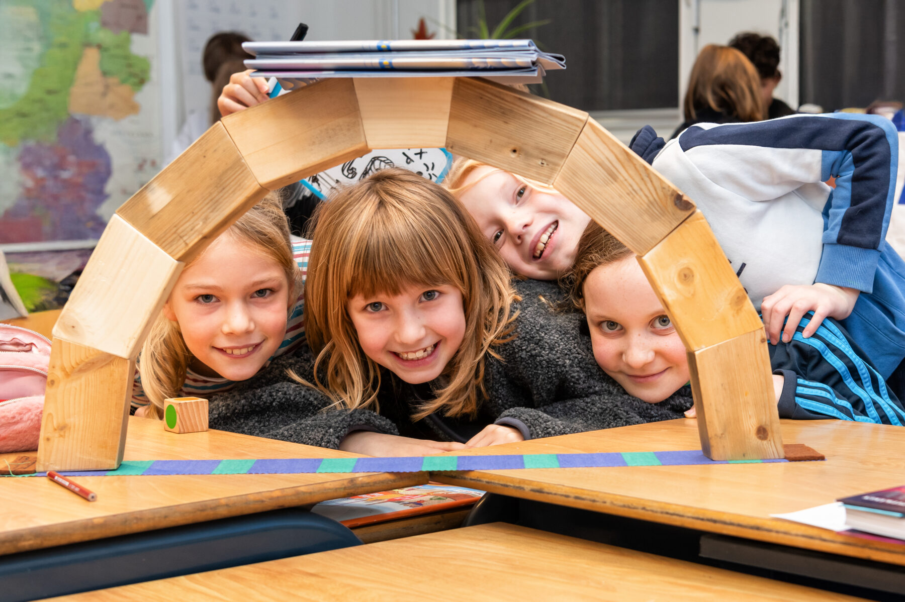 Kinderen van de Catamaran zijn blij met hun houten brug.