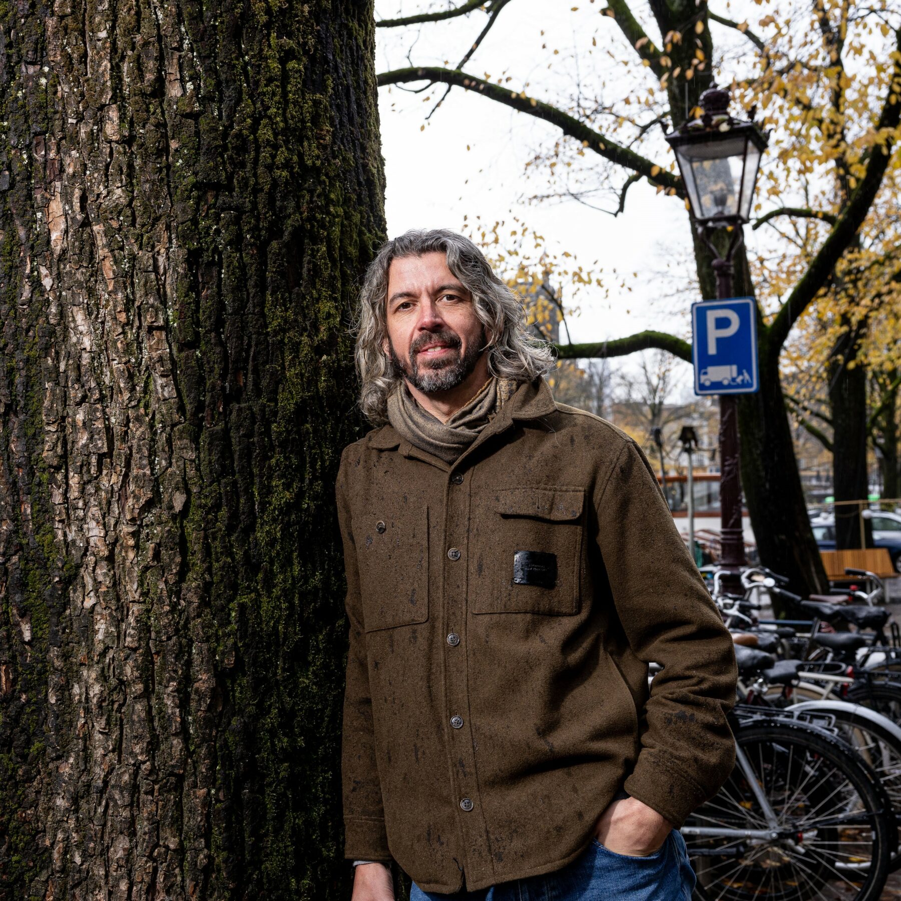 Portret van boomspecialist Willem de Feijter bij een boom aan de Prinsengracht bij het Amstelveld