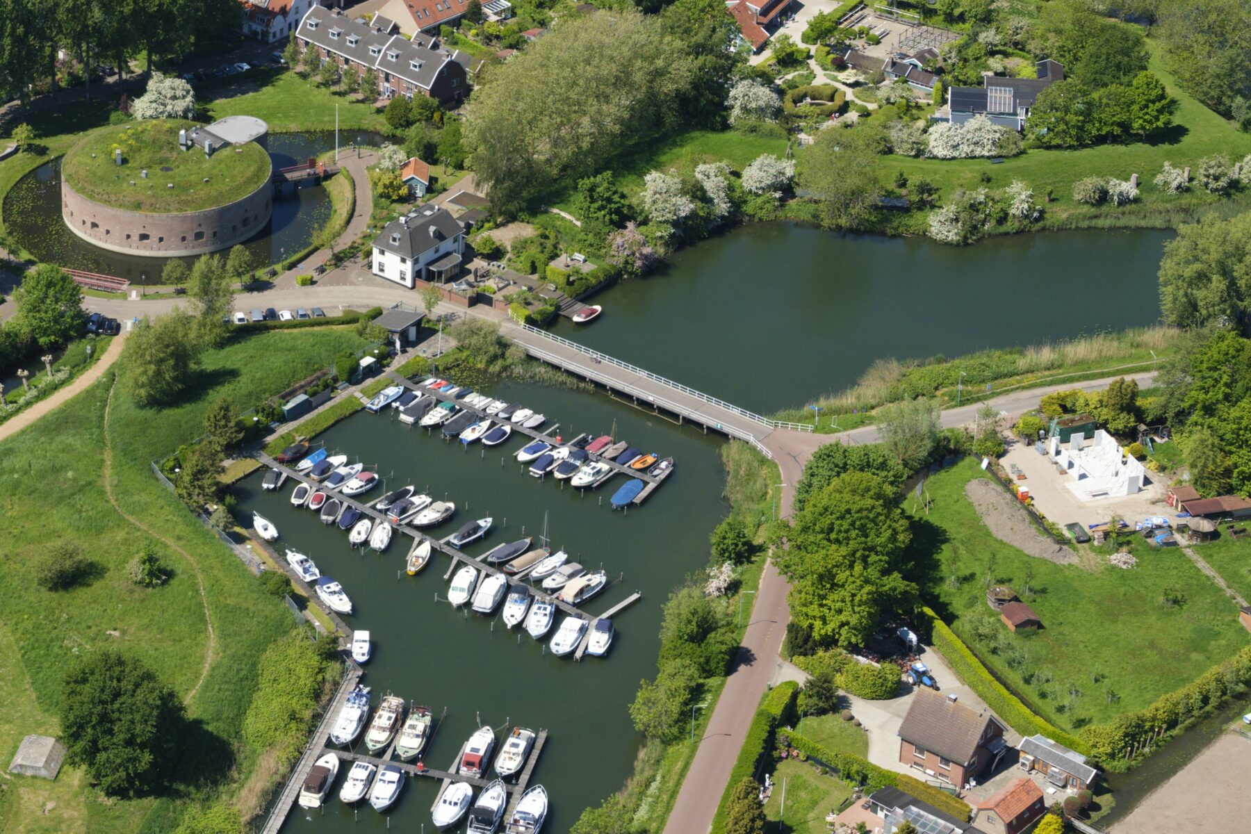 Luchtfoto van de Fortbrug in Weesp. Het verbindt het eiland in de Vecht met het fort en de Ossenmarkt met het vasteland.