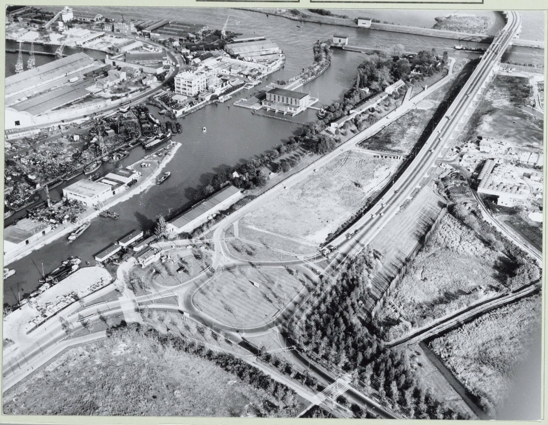 Luchtfoto van gemaal Zeeburg en het Lozingskanaal