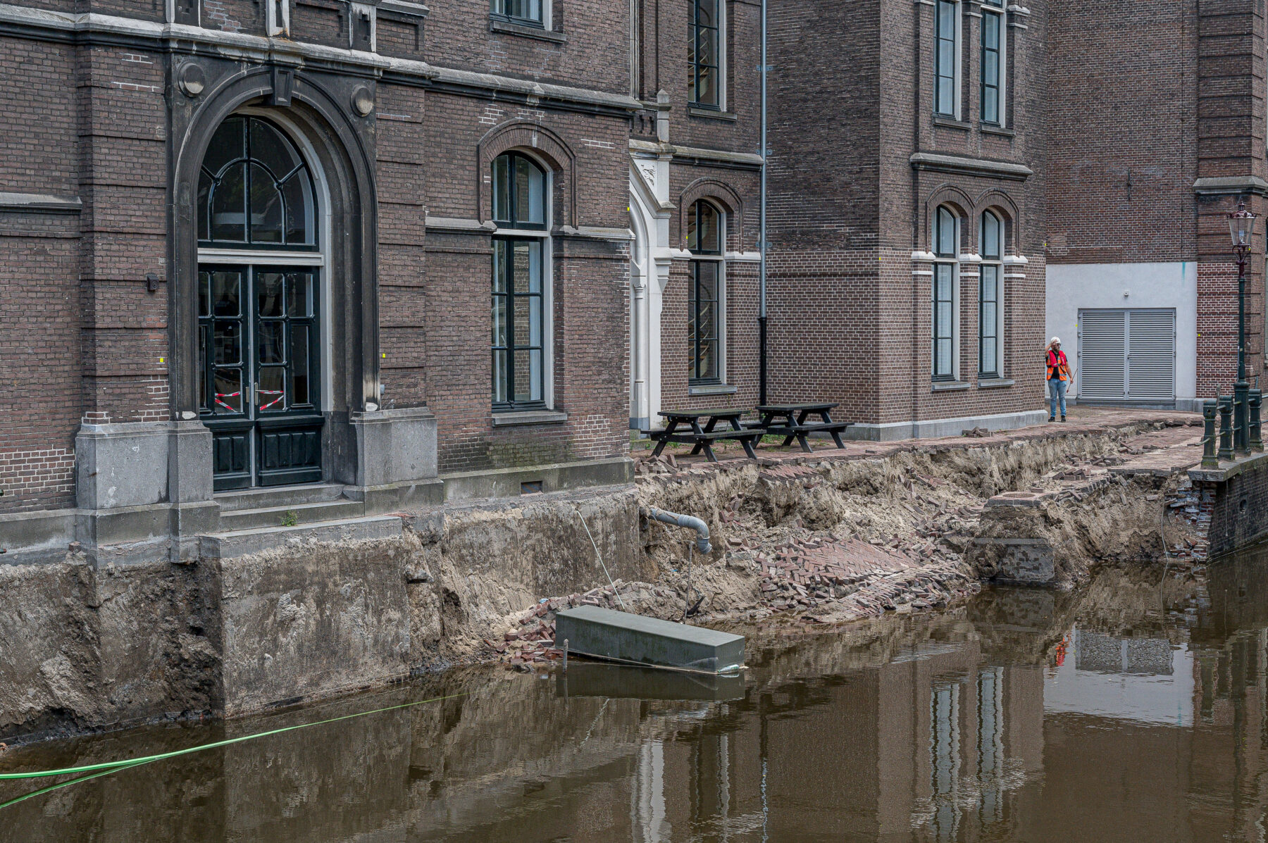 Beeld van het ingestorte deel van de Grimburgwal in september 2020.