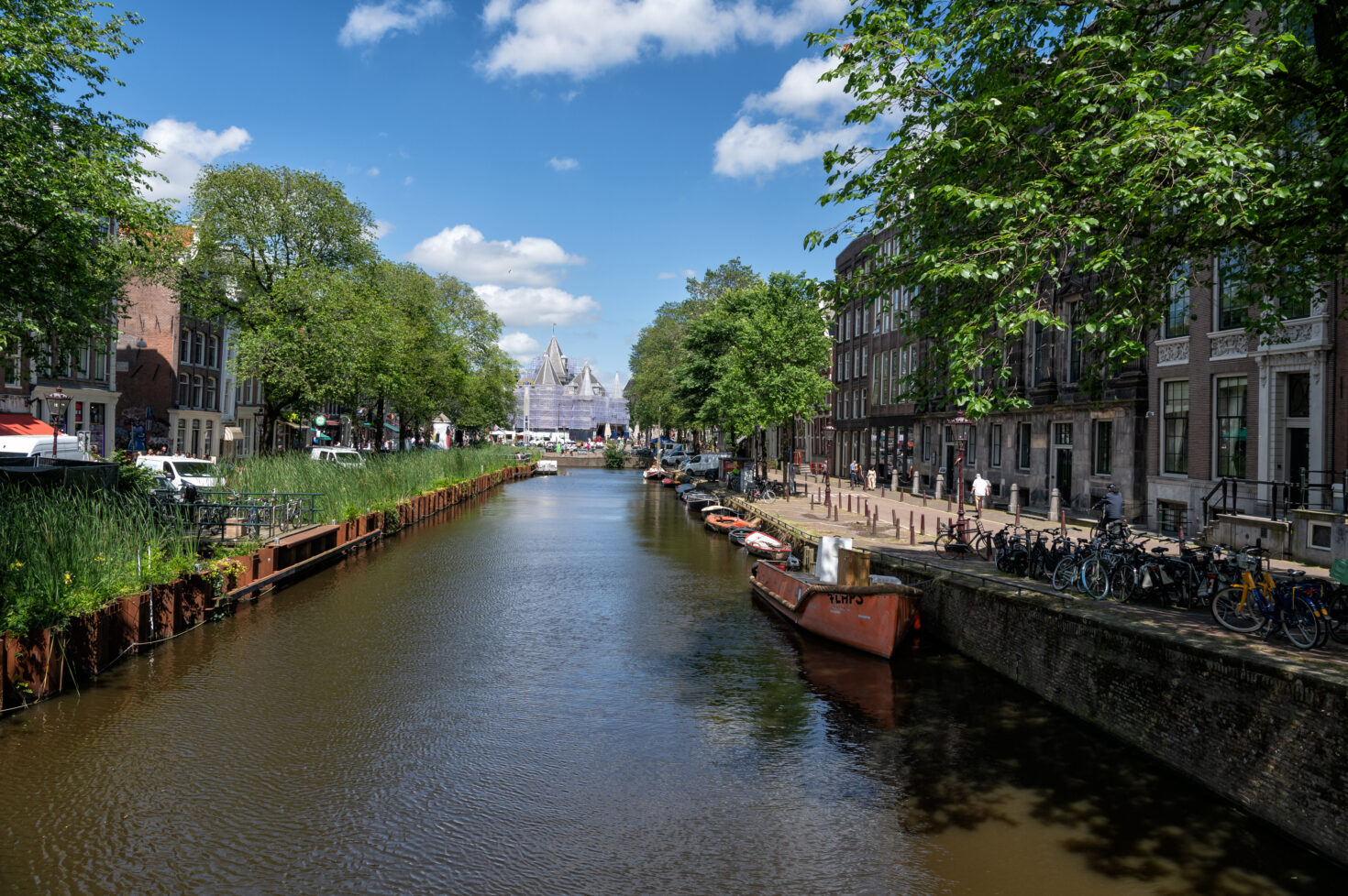 Zicht op de Kloveniersburgwal en in de verte de Waag op de Nieuwmarkt. Komend jaar gaan we hier een aantal kademuren herstellen.