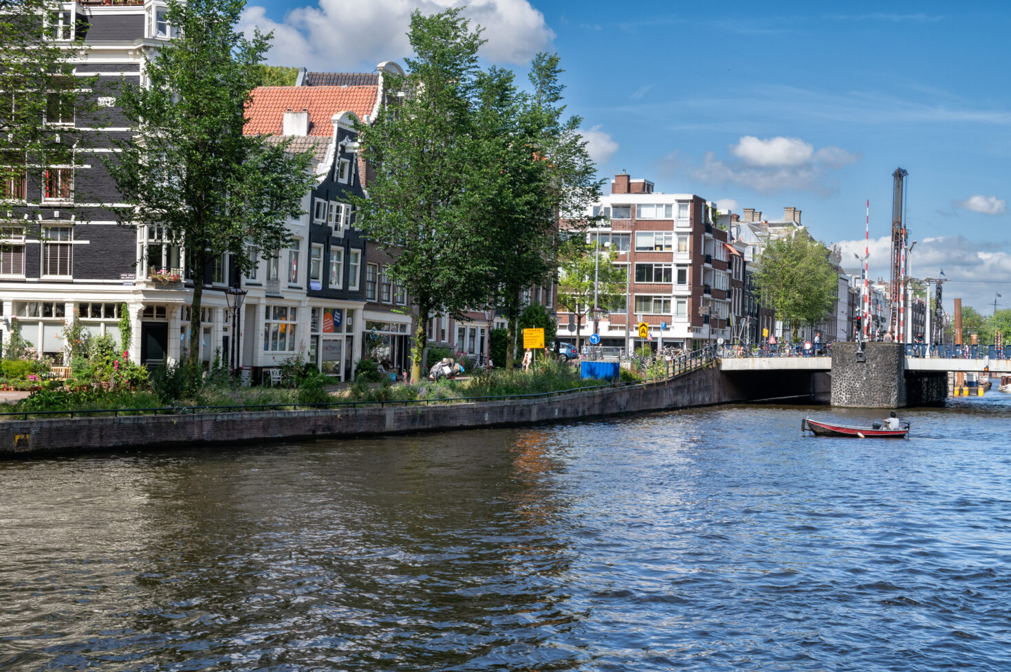 Zicht op de kade aan de Nieuwe Herengracht tussen de Hortusbrug en de Vaz Diasbrug. Dit gedeelte wordt komend jaar hersteld.