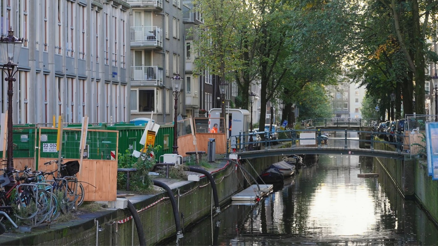 De Recht Boomssloot met links containers voor de proefbelasting van de kade en slangen waardoor het water van de containers weer terug de gracht in kan.