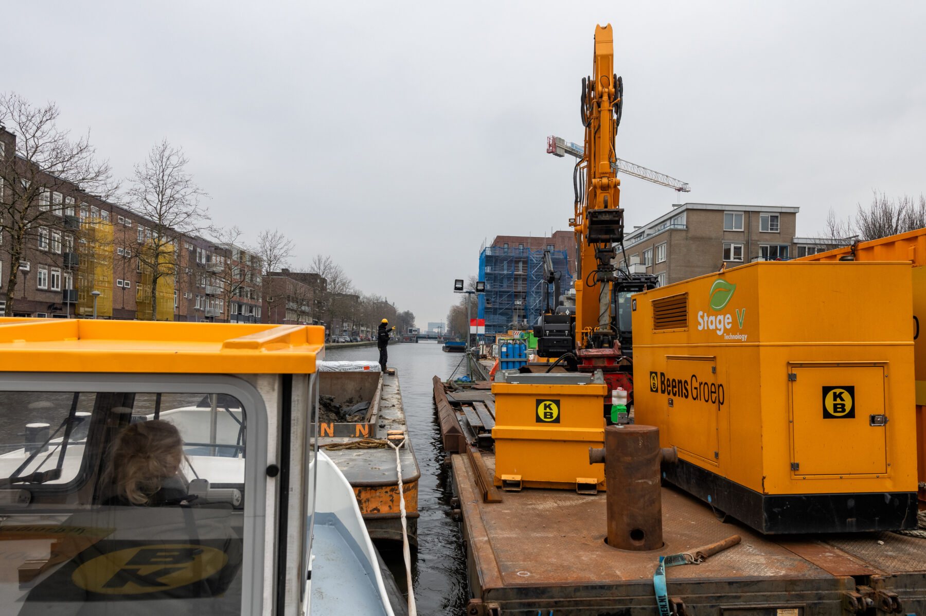 De Vlieter legt aan langs het ponton aan de Kostverlorenkade.