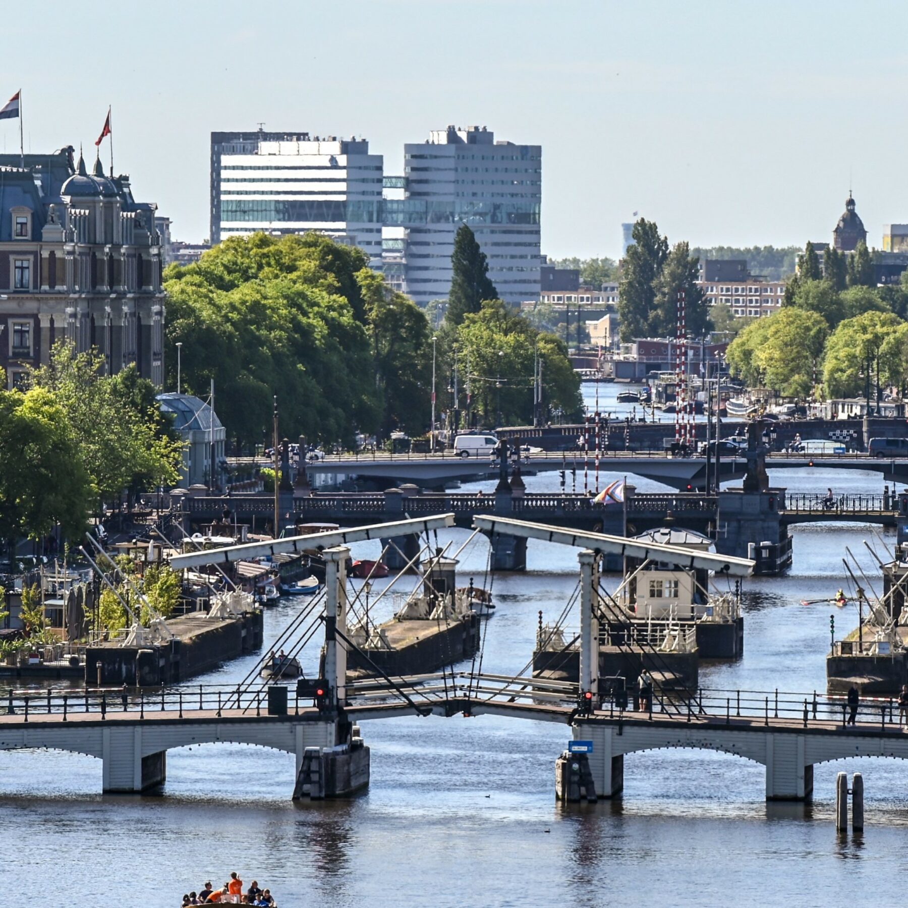 Zicht op de bruggen over de Amstel
