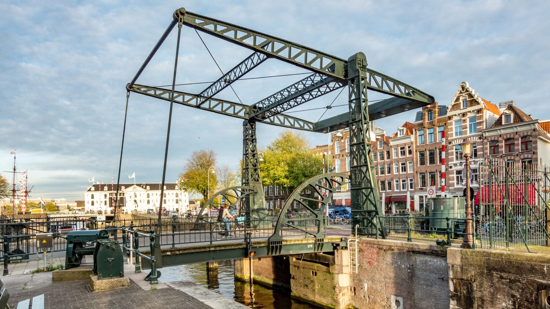 Zicht op de Scharrebiersluis met op de achtergrond het Scheepvaartmuseum