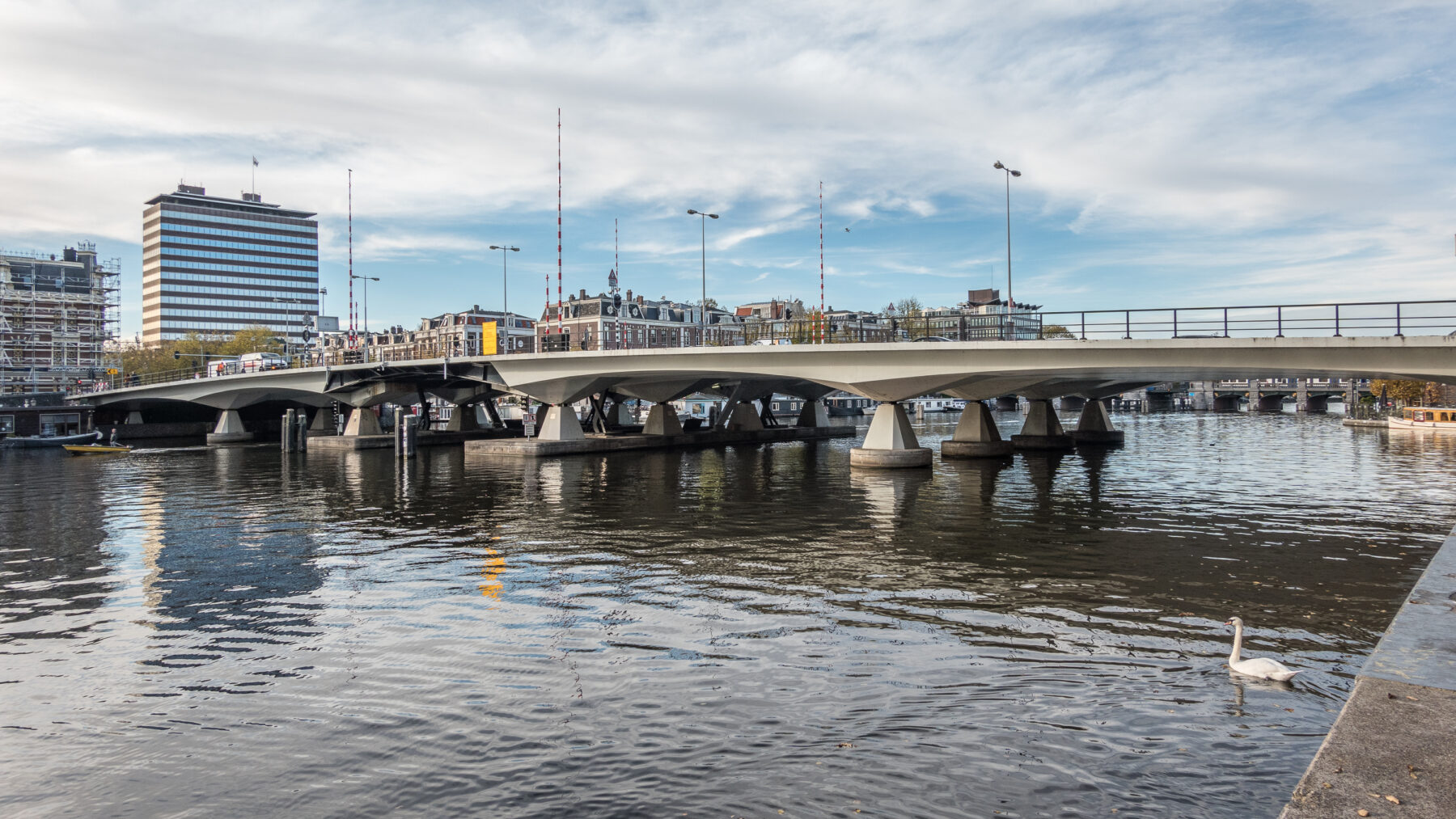 Zicht op de Torontobrug richting de Hoge Sluis