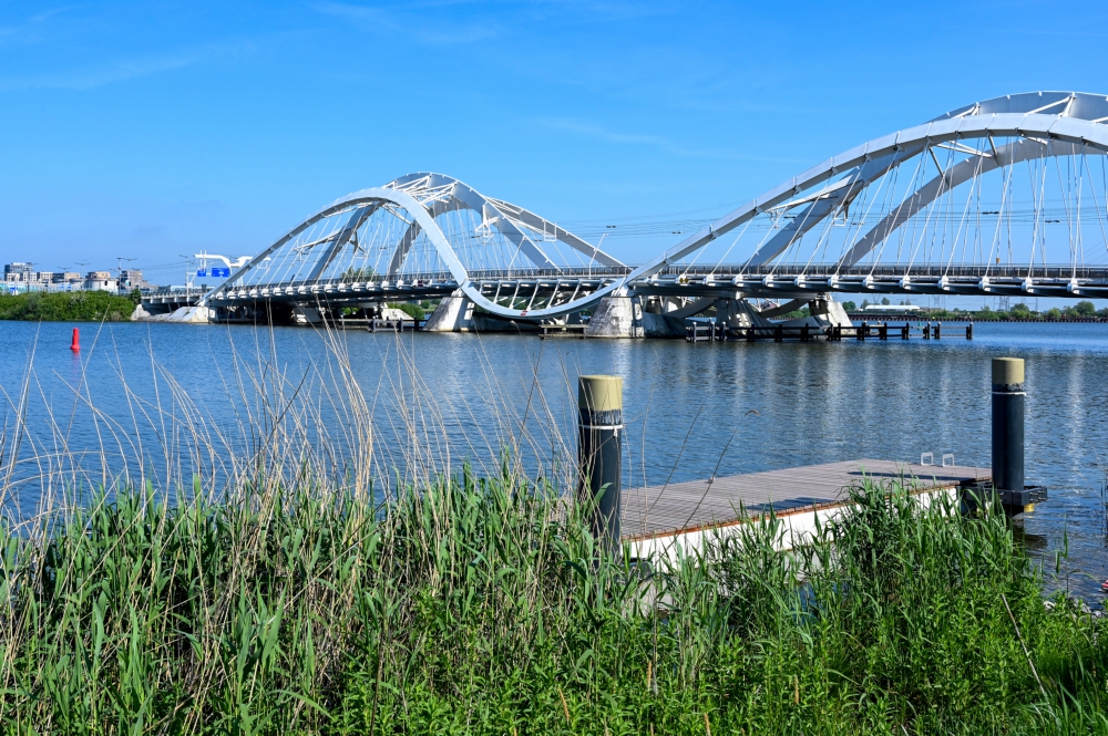 Zicht op de Enneüs Heermabrug