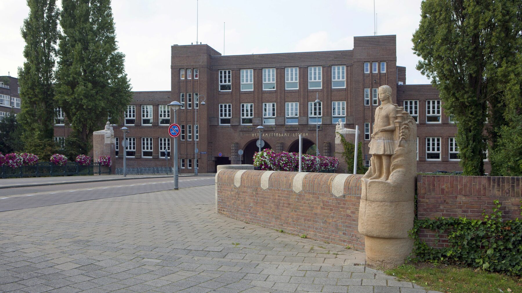 De Lyceumbrug met op de achtergrond het Amsterdams Lyceum