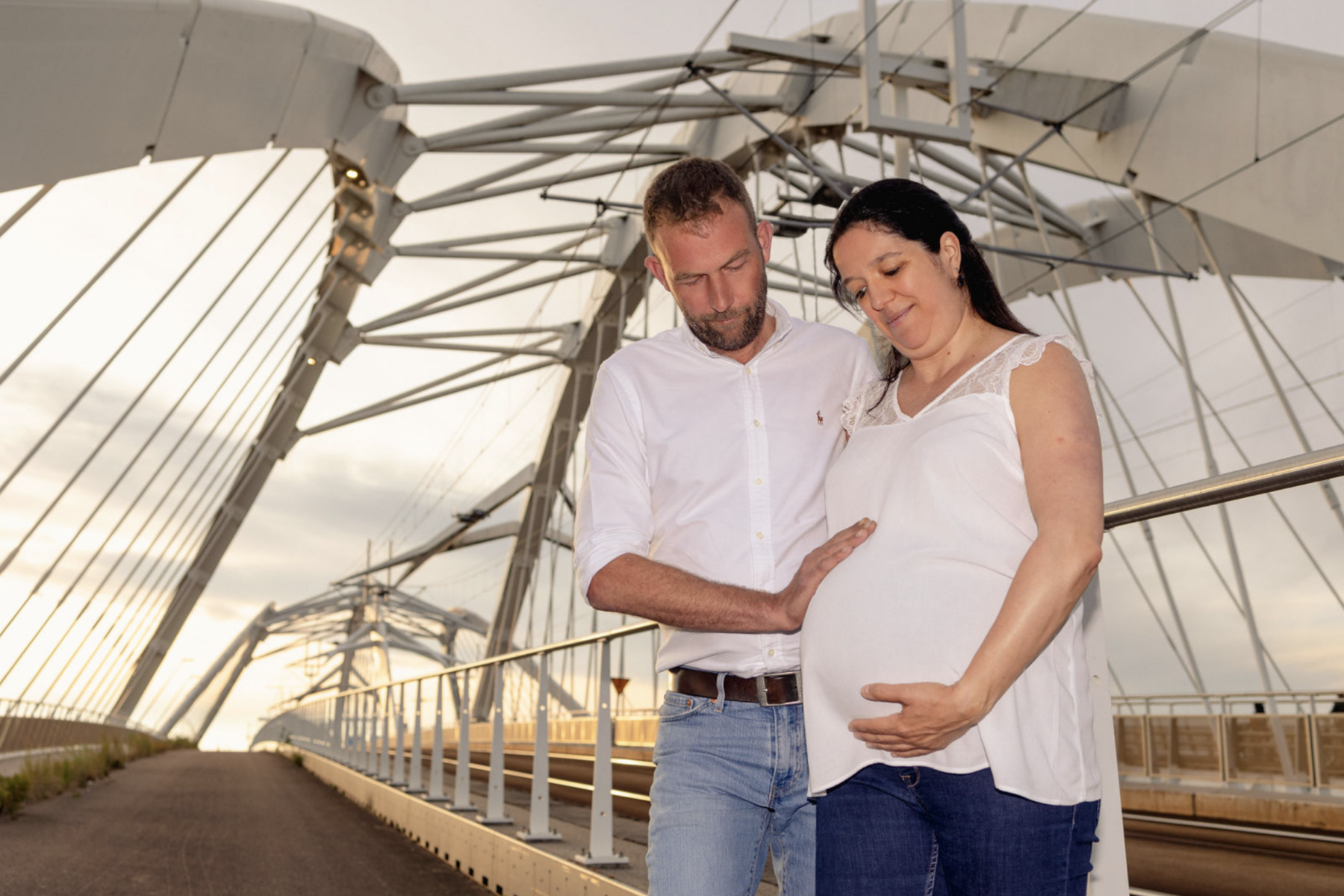De zwangerschapsshoot op de beha-brug, Eva's favoriete brug van heel Amsterdam.