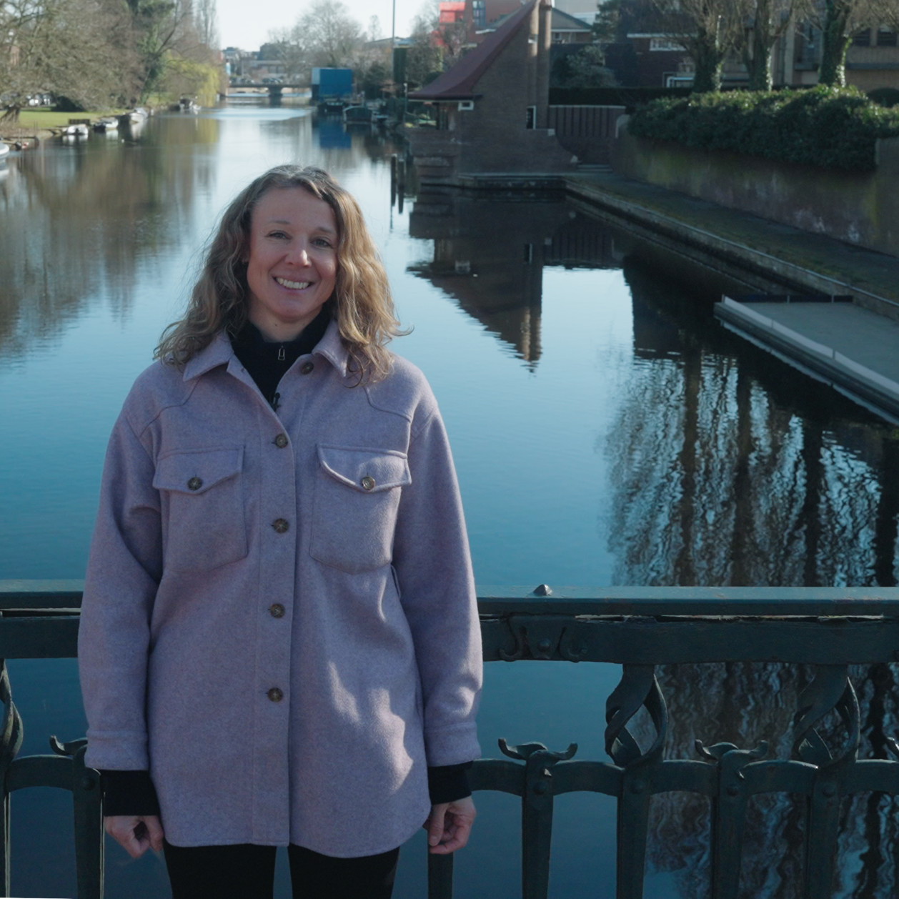 Rinske van Schooneveld op de Lyceumbrug,met daarachter een van de steigers met brugwachtershuisje