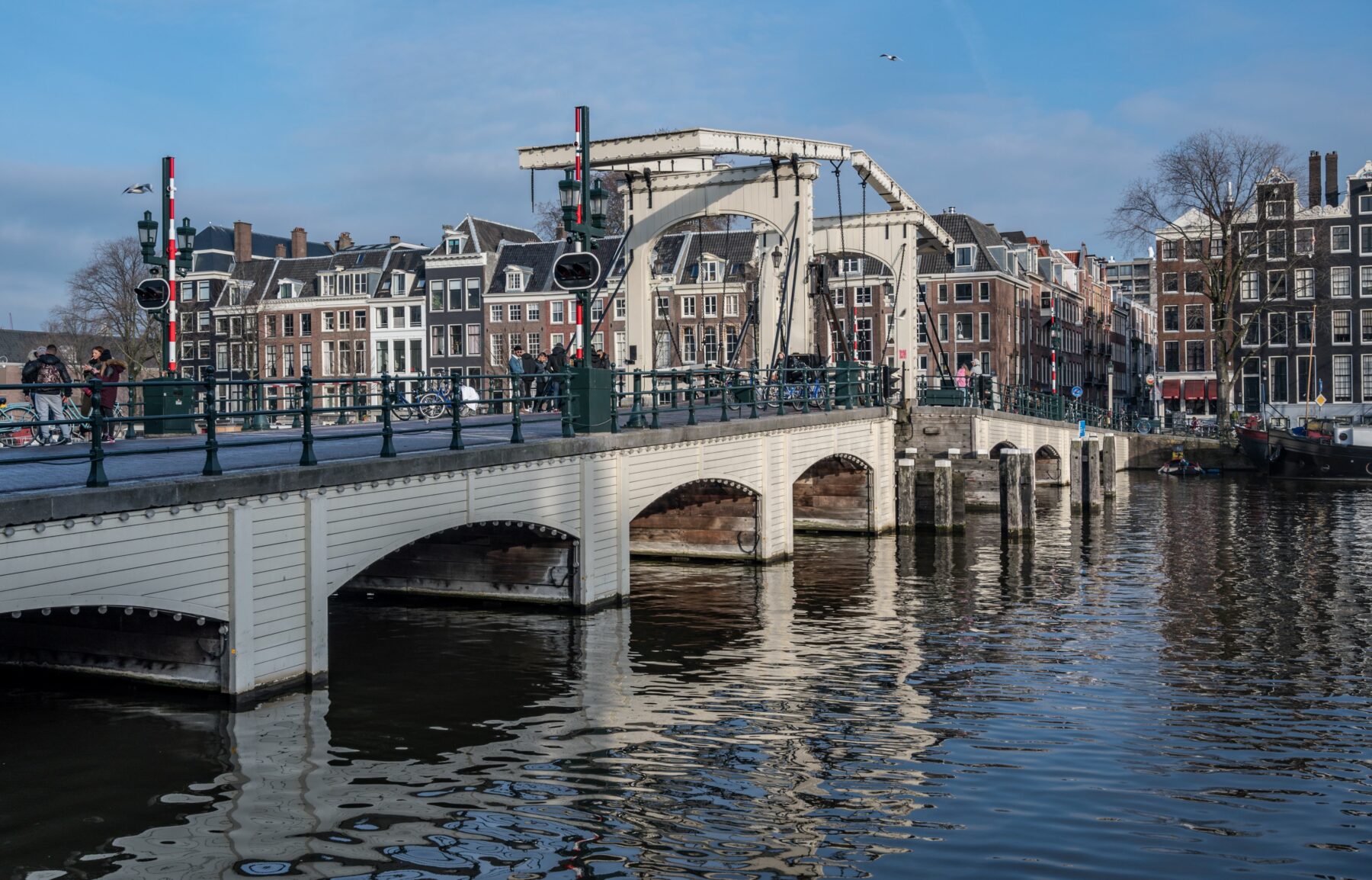 Zicht op de Magere Brug over de Amstel