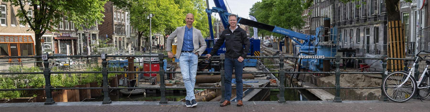 Martin van den Berg en Edwin Boonstoppel op de brug voor het werk op de Kloveniersburgwal